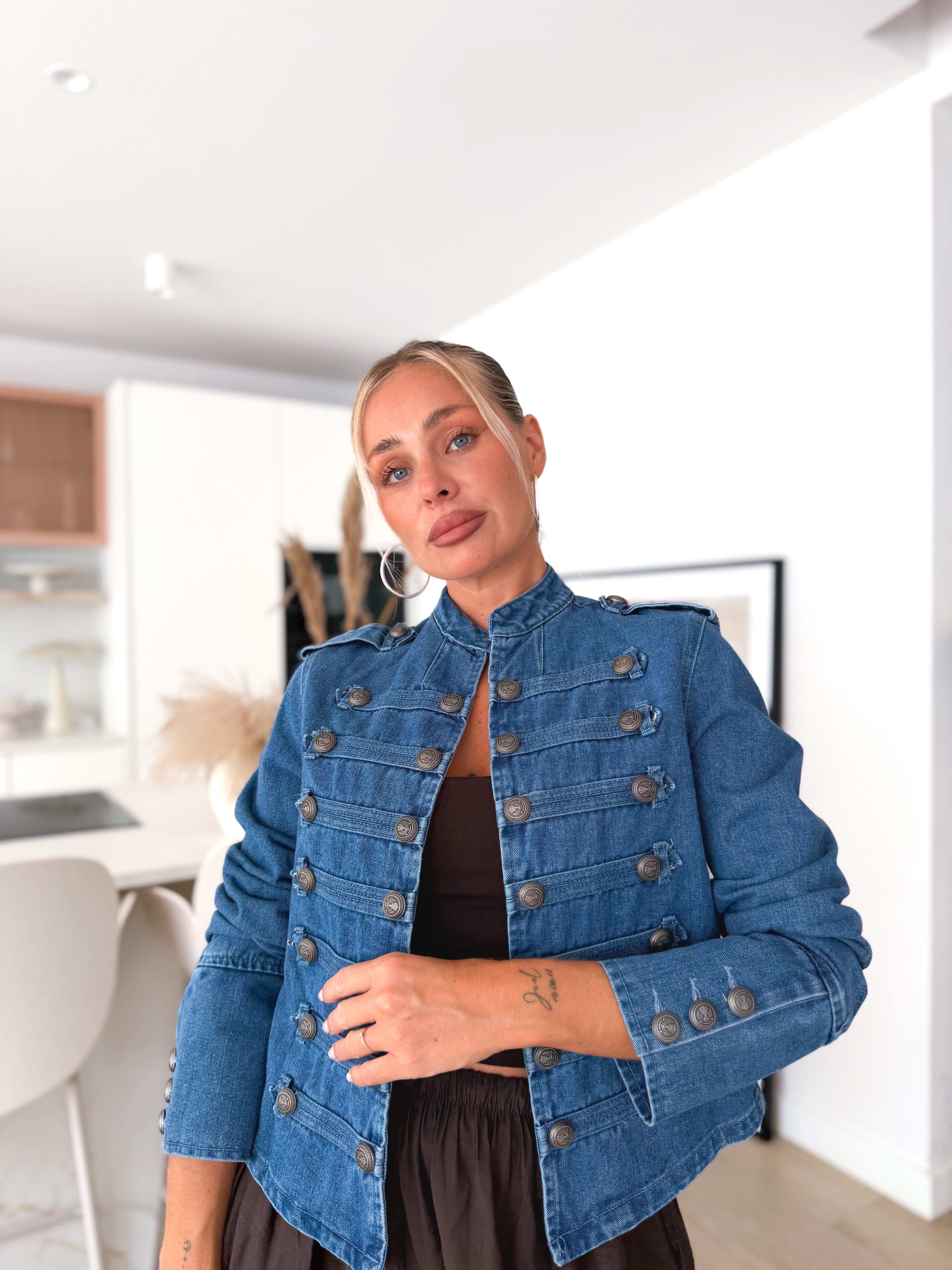 Americana denim abotonada