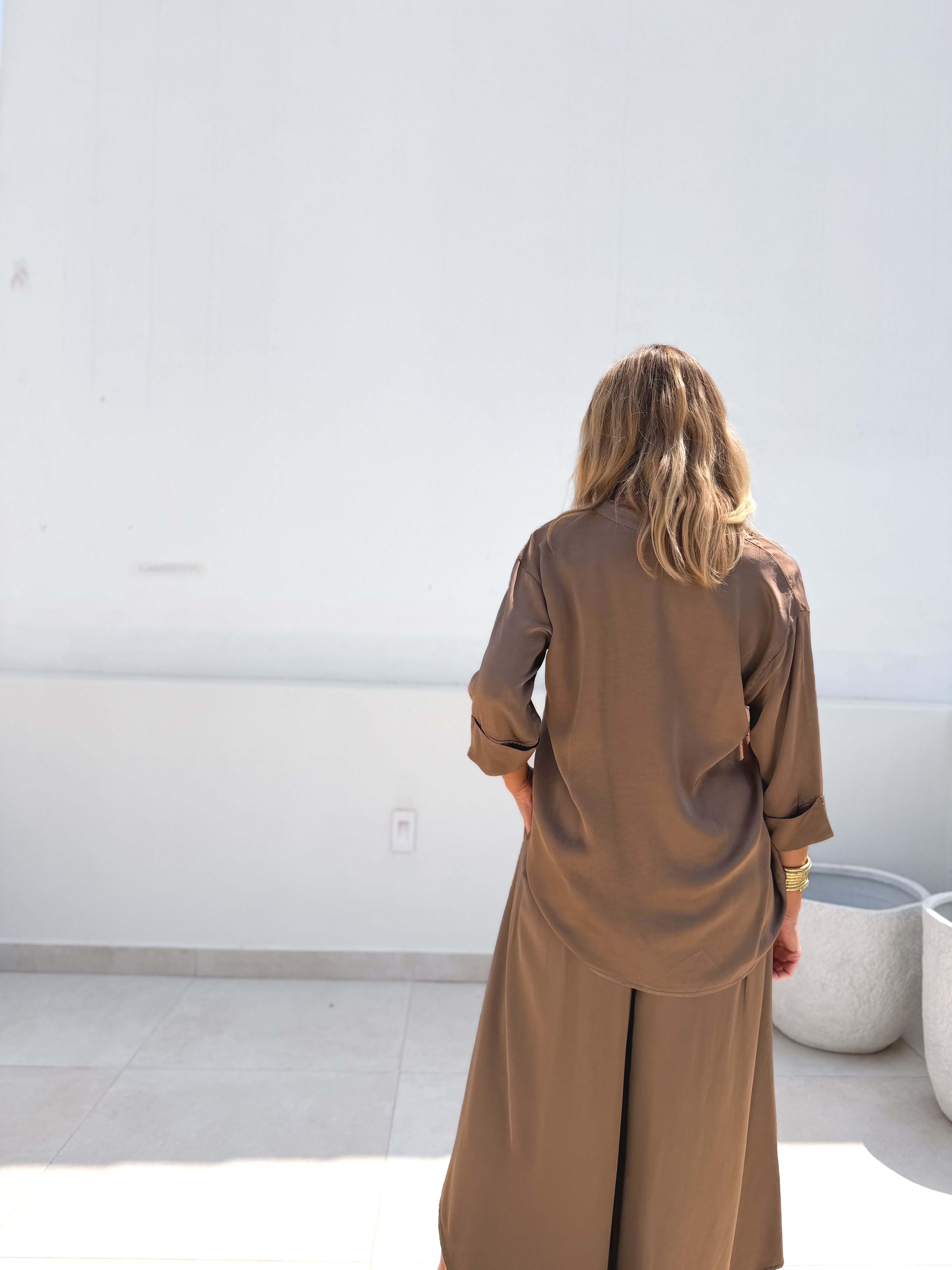 Camisa satinada abotonada taupe
