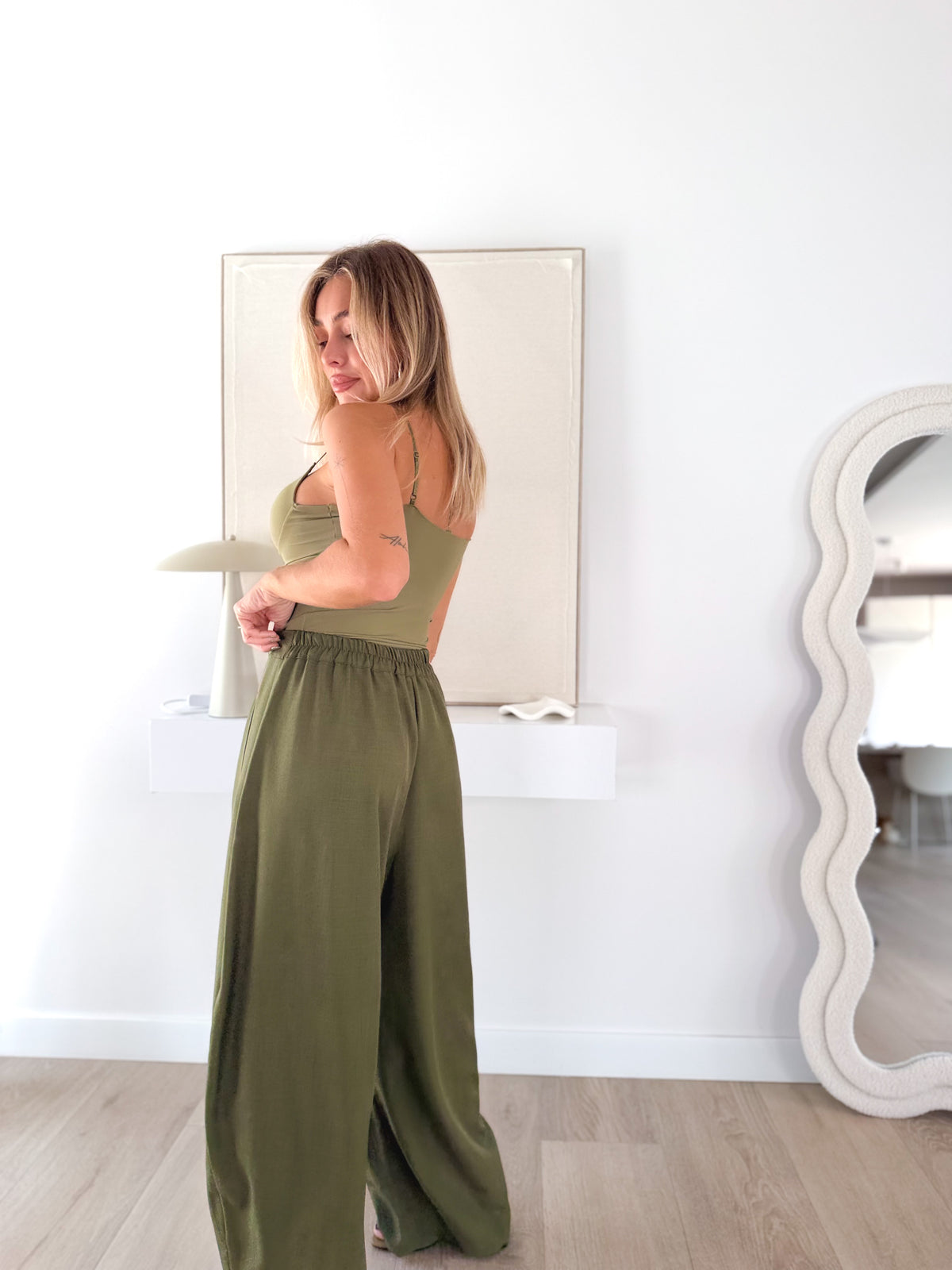 Pantalón wide leg pinzas verde