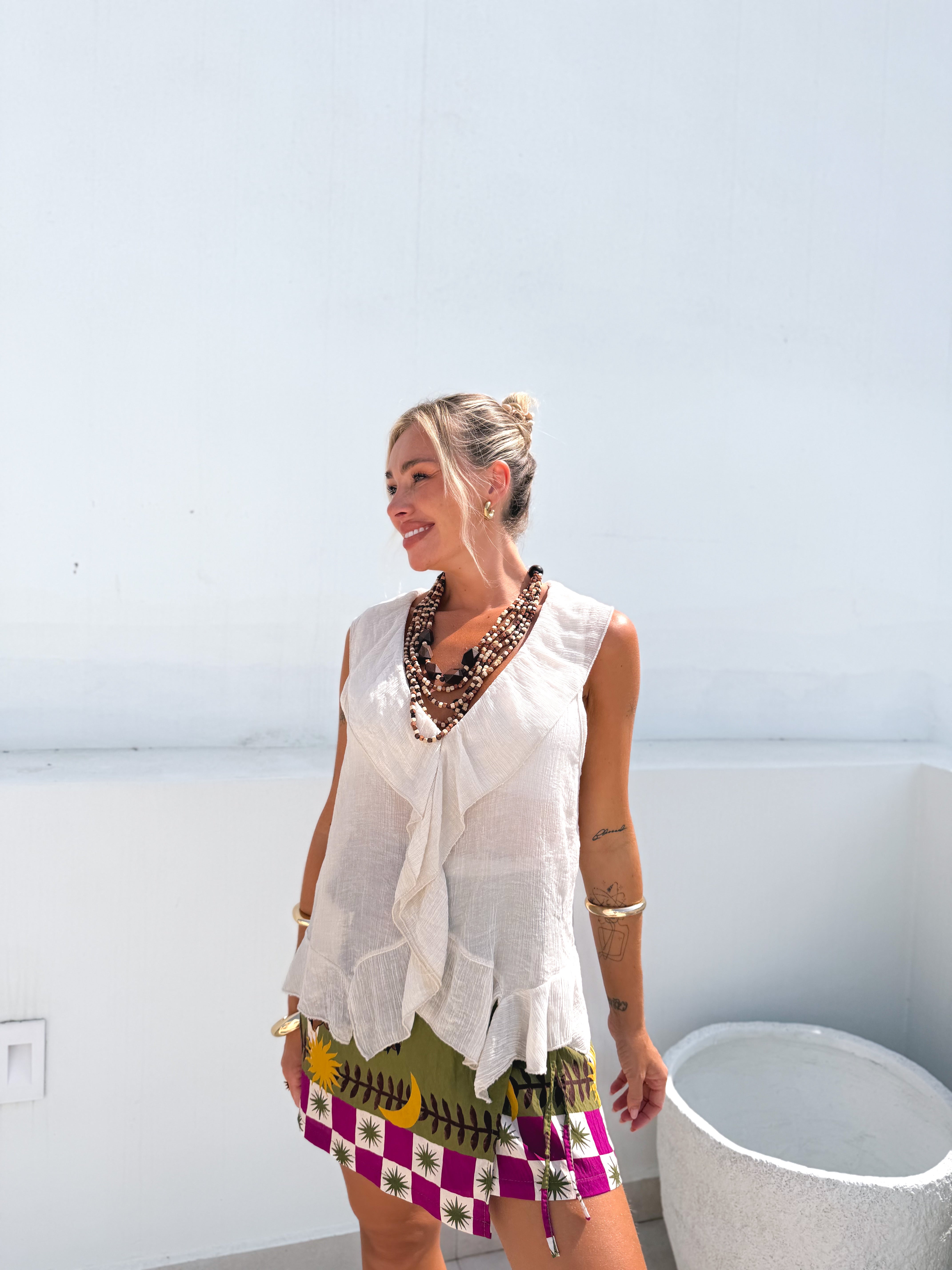 Camisa sin mangas volantes beige