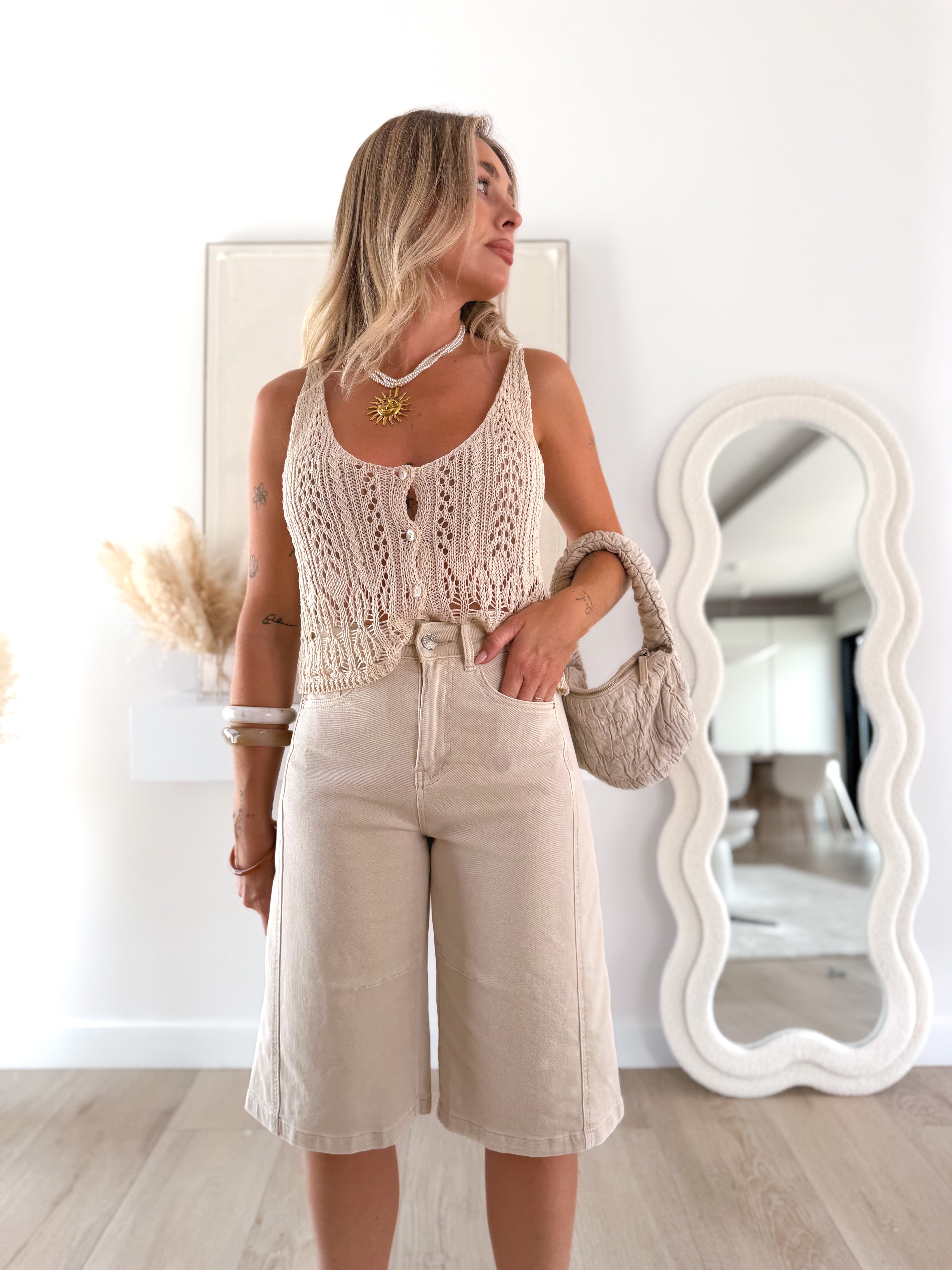Top tirante abotonado beige
