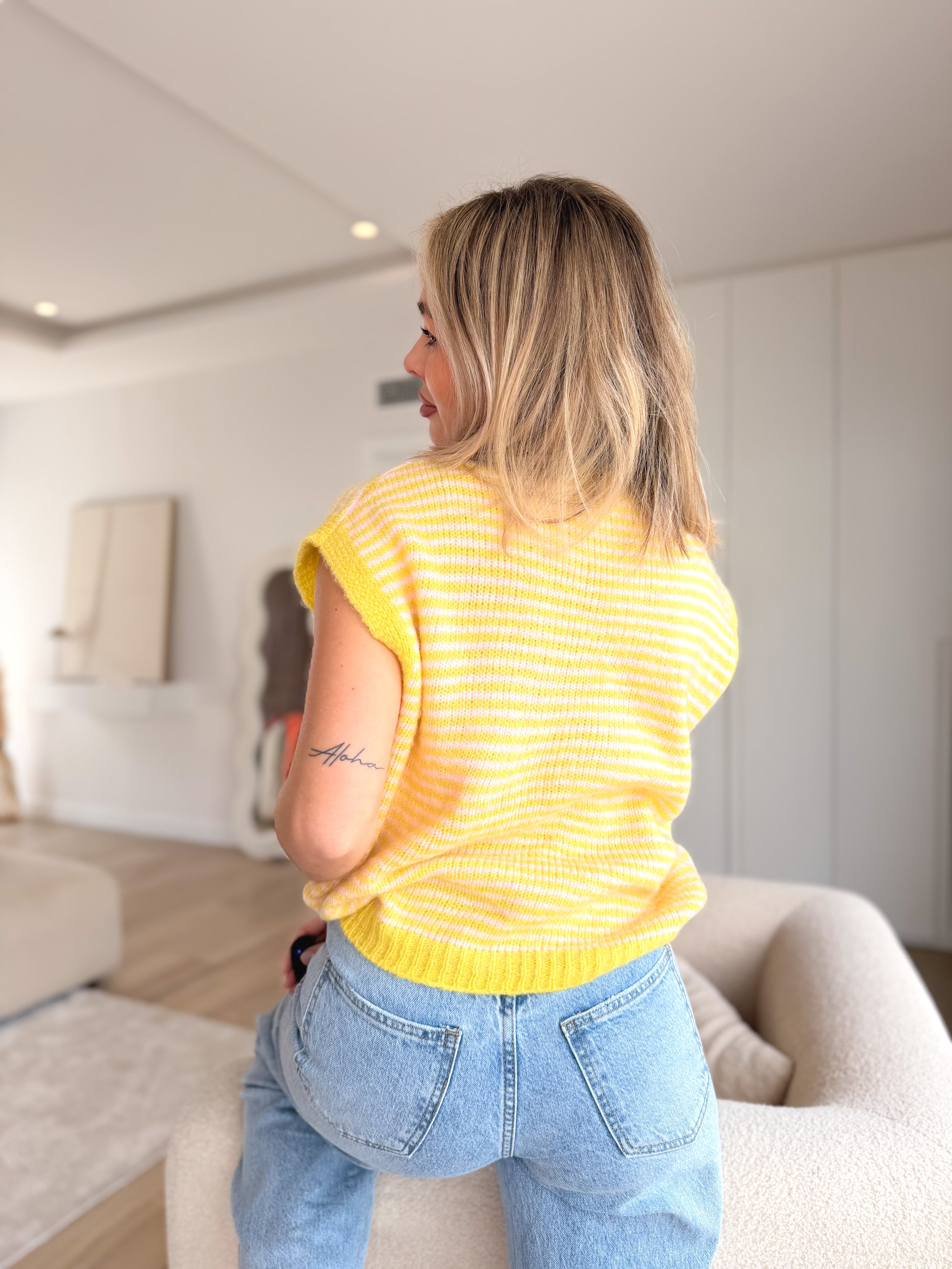 Suéter sin mangas amarillo