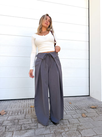 Pantalón amplio cintura doble gris