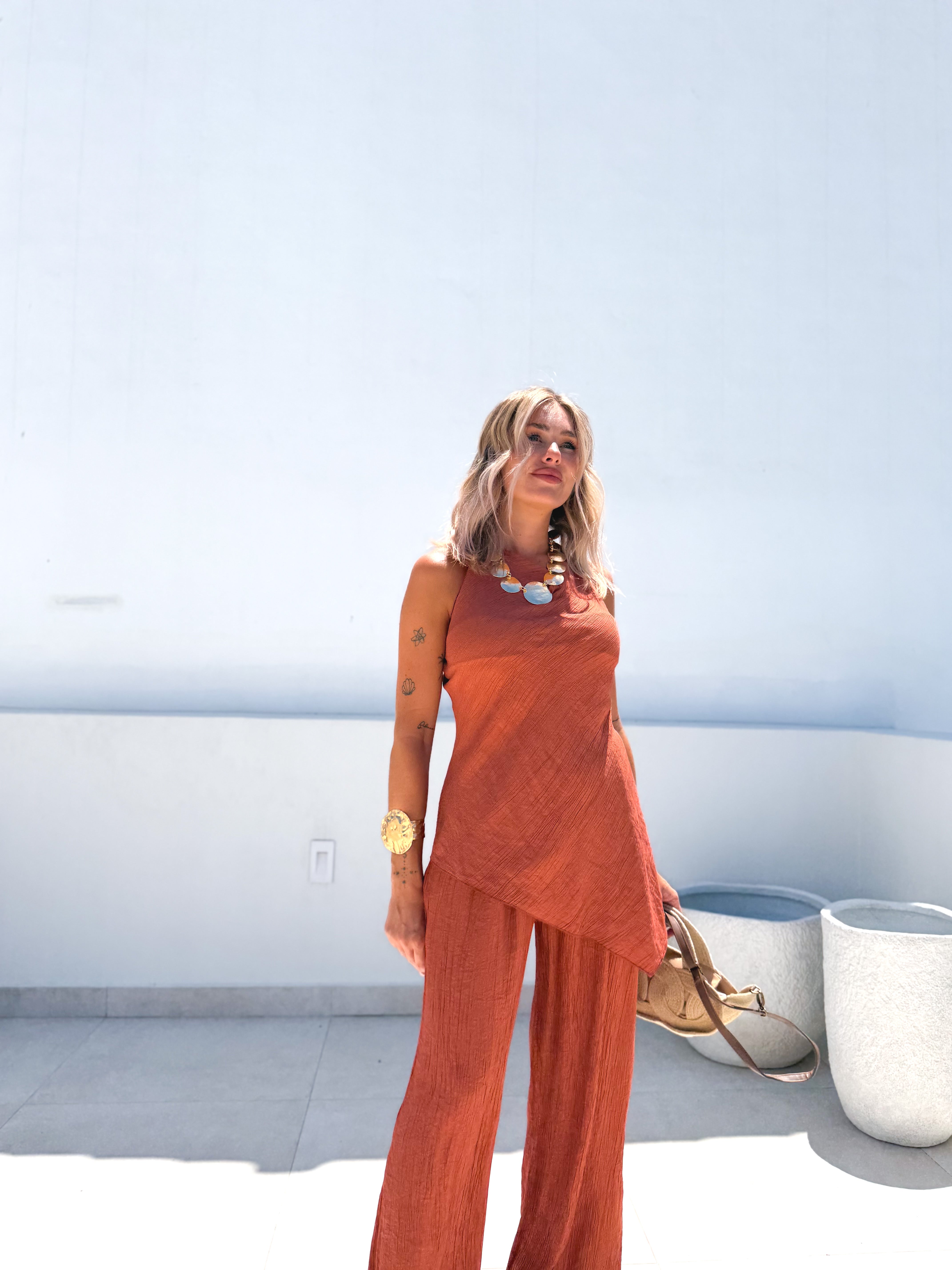 Total look asimetríco Teja