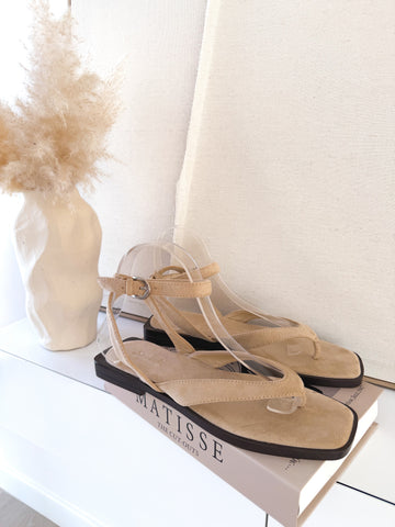 Sandalias planas beige