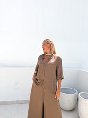 Camisa satinada abotonada taupe