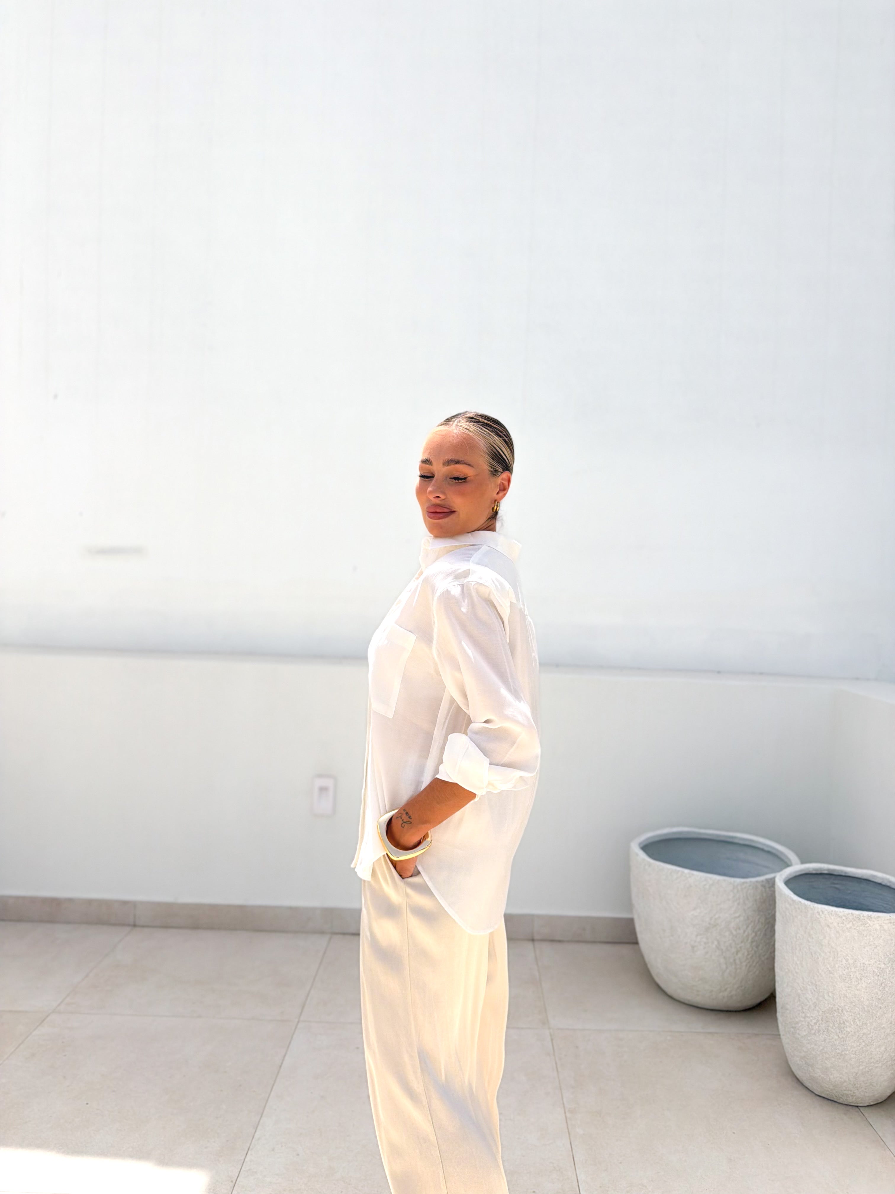 Camisa blanca con bolsillo