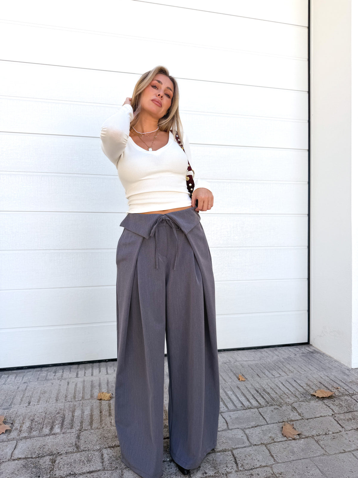 Pantalón amplio cintura doble gris