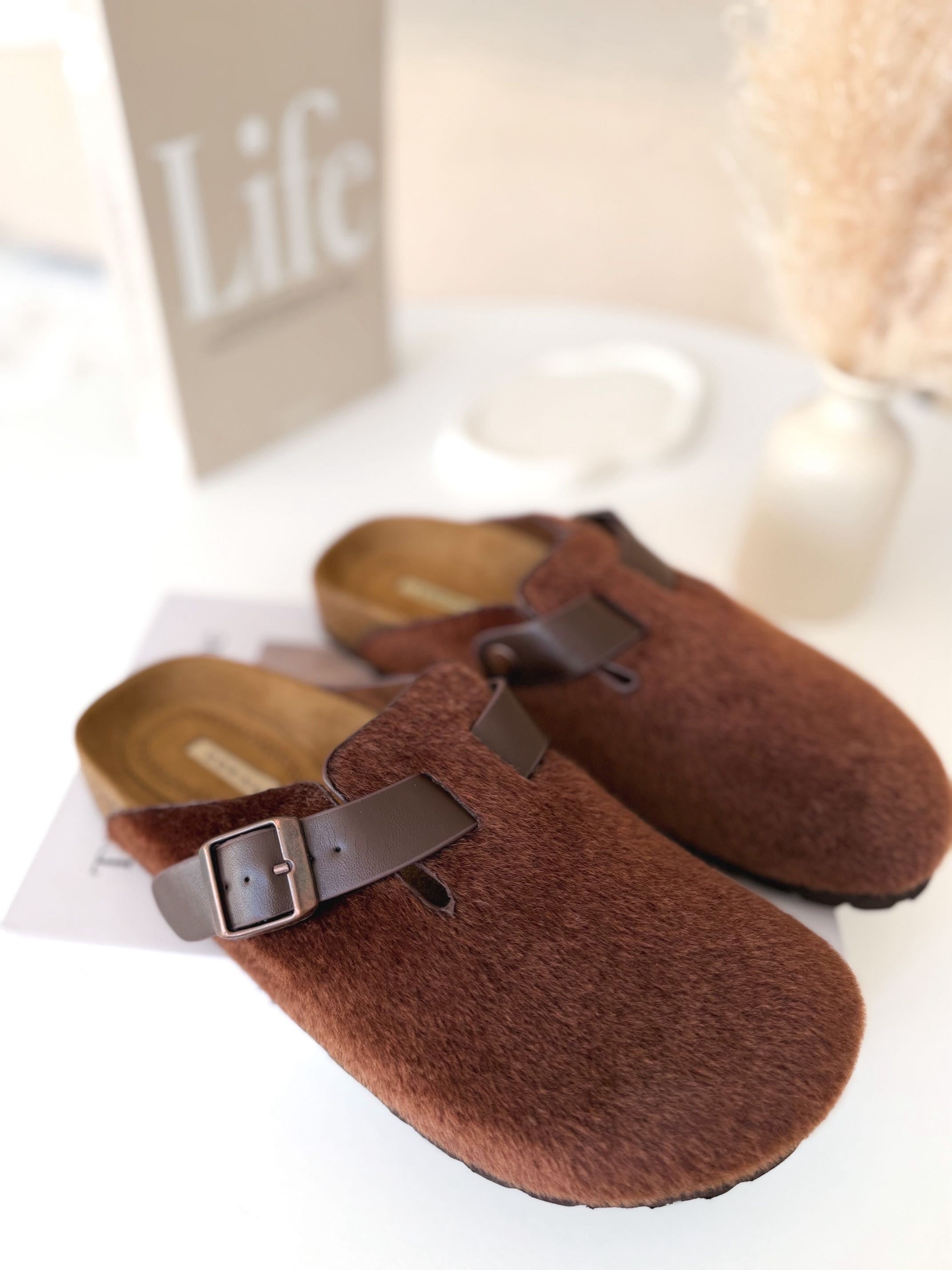 Zuecos hebilla choco