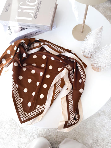 Pañuelo satinado LUNARES camel