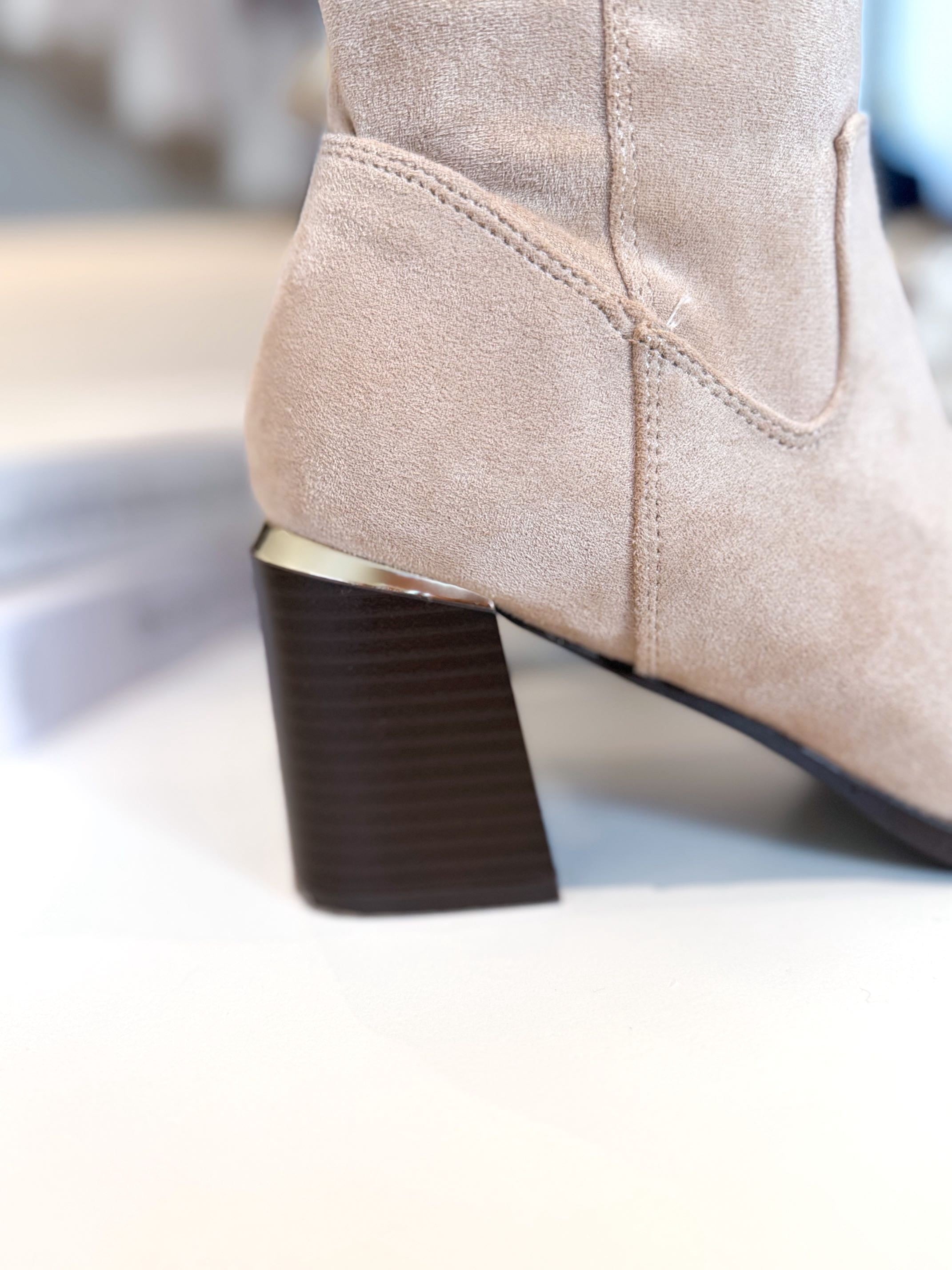 Botas altas ante beige