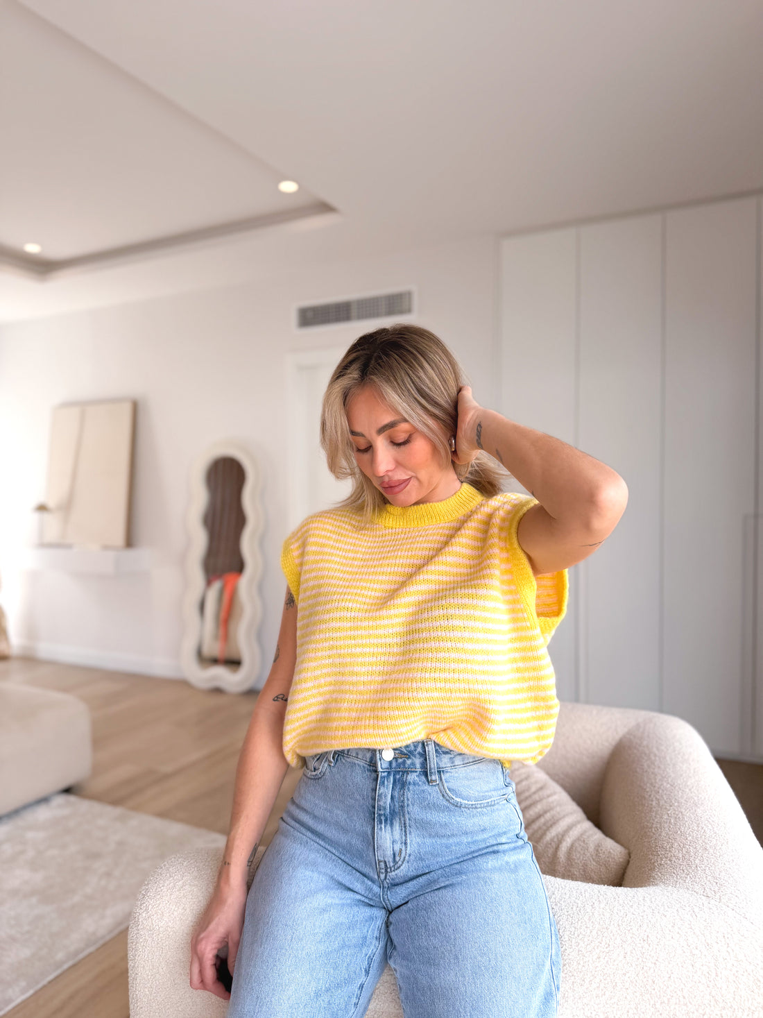 Suéter sin mangas amarillo