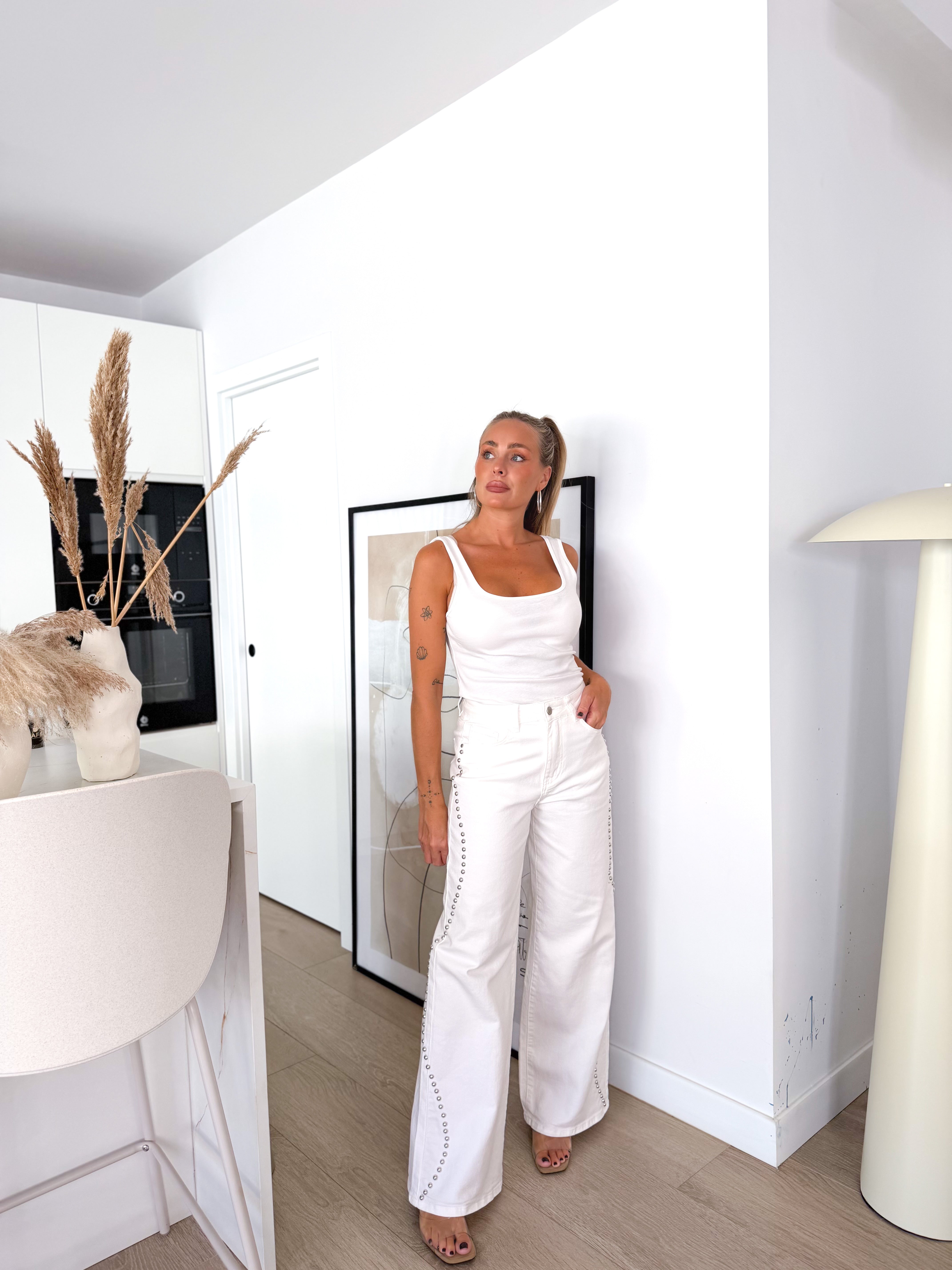 Denim blanco tachas