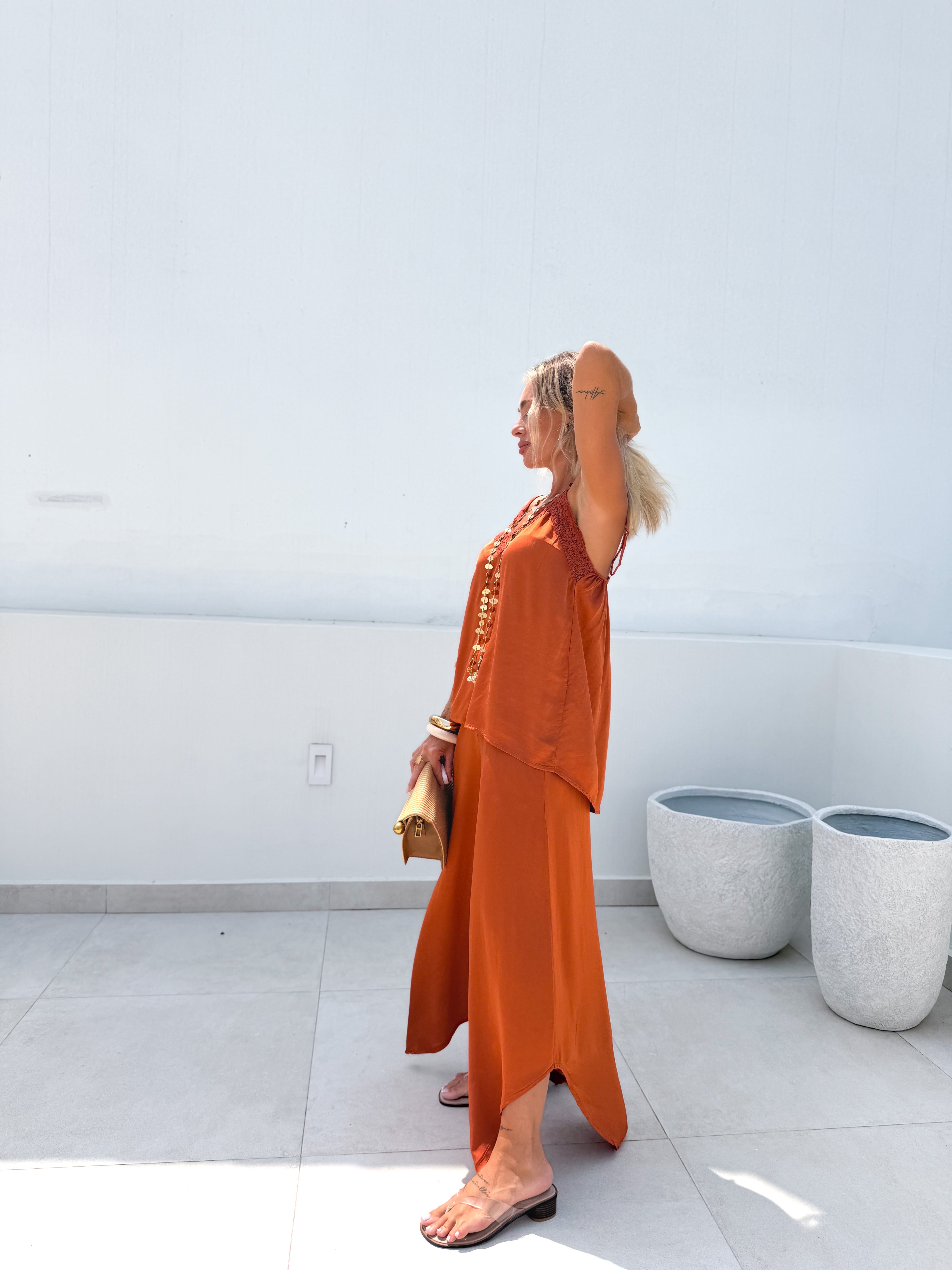 Pantalón satinado asimétrico naranja