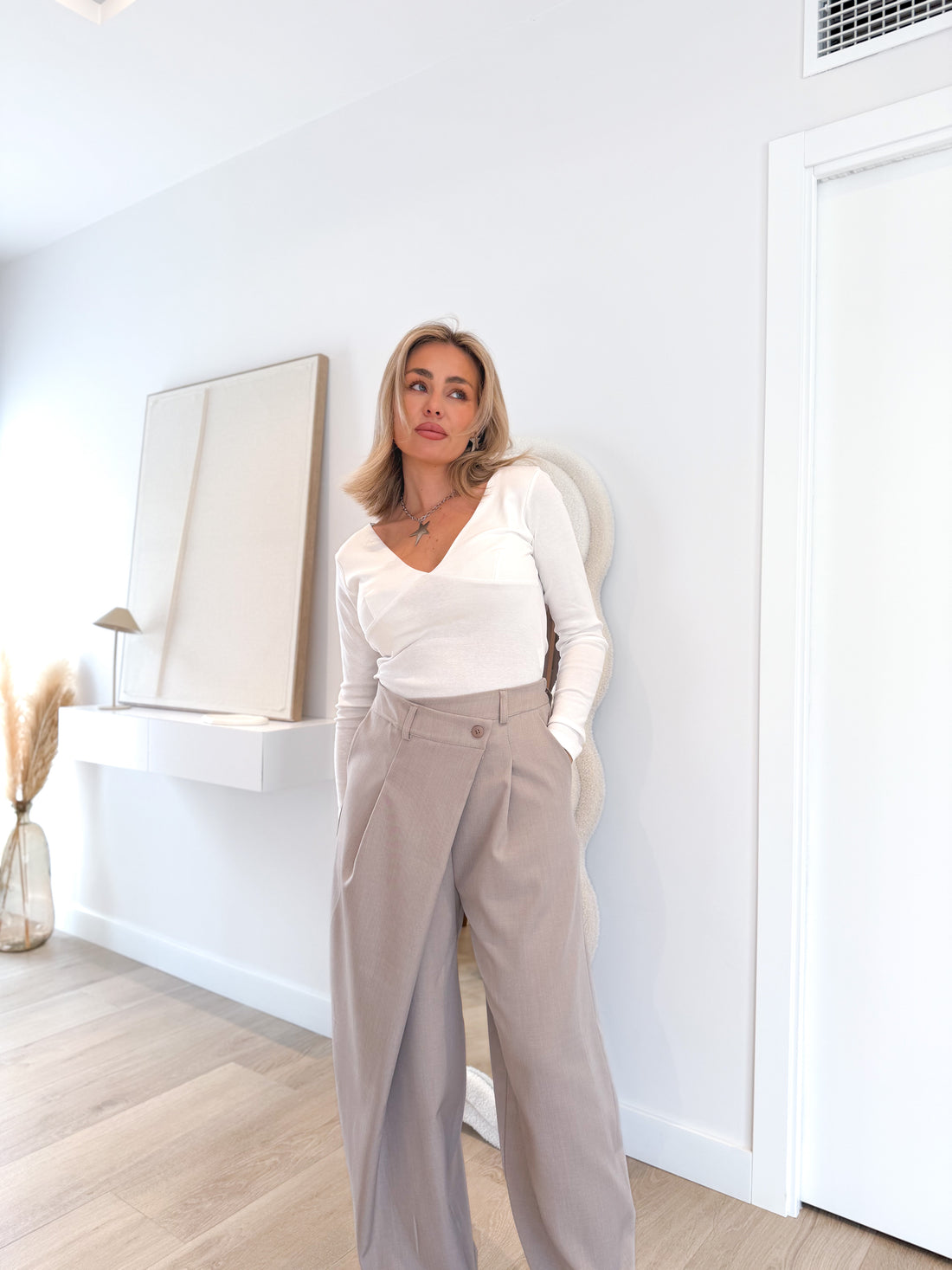 Pantalón pinzas cruzado Taupe