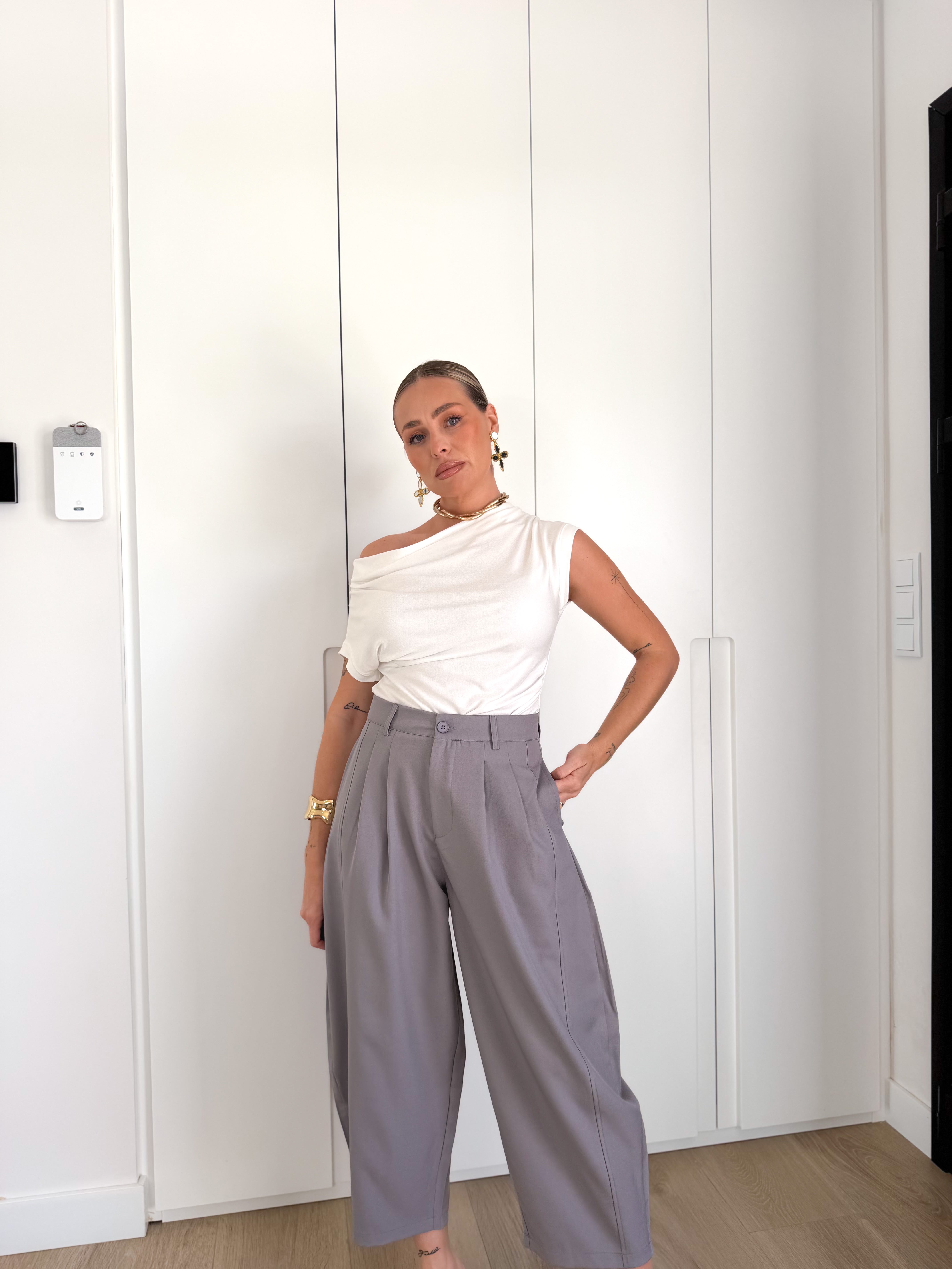 Pantalón pinza tobillero gris