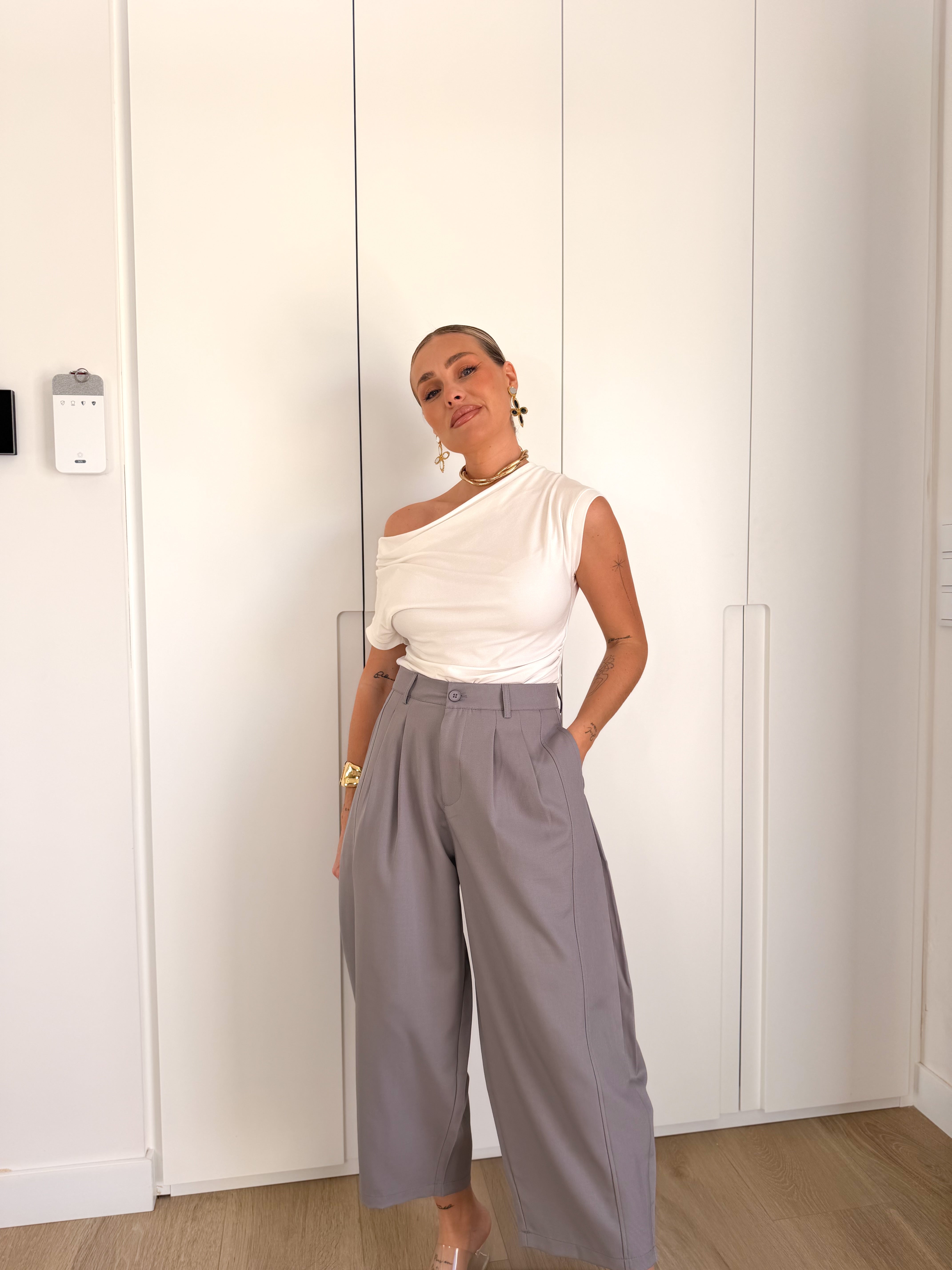 Pantalón pinza tobillero gris