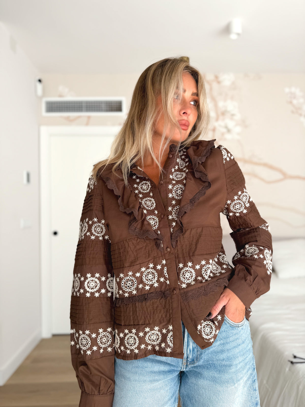 Blusa bordada calada marrón