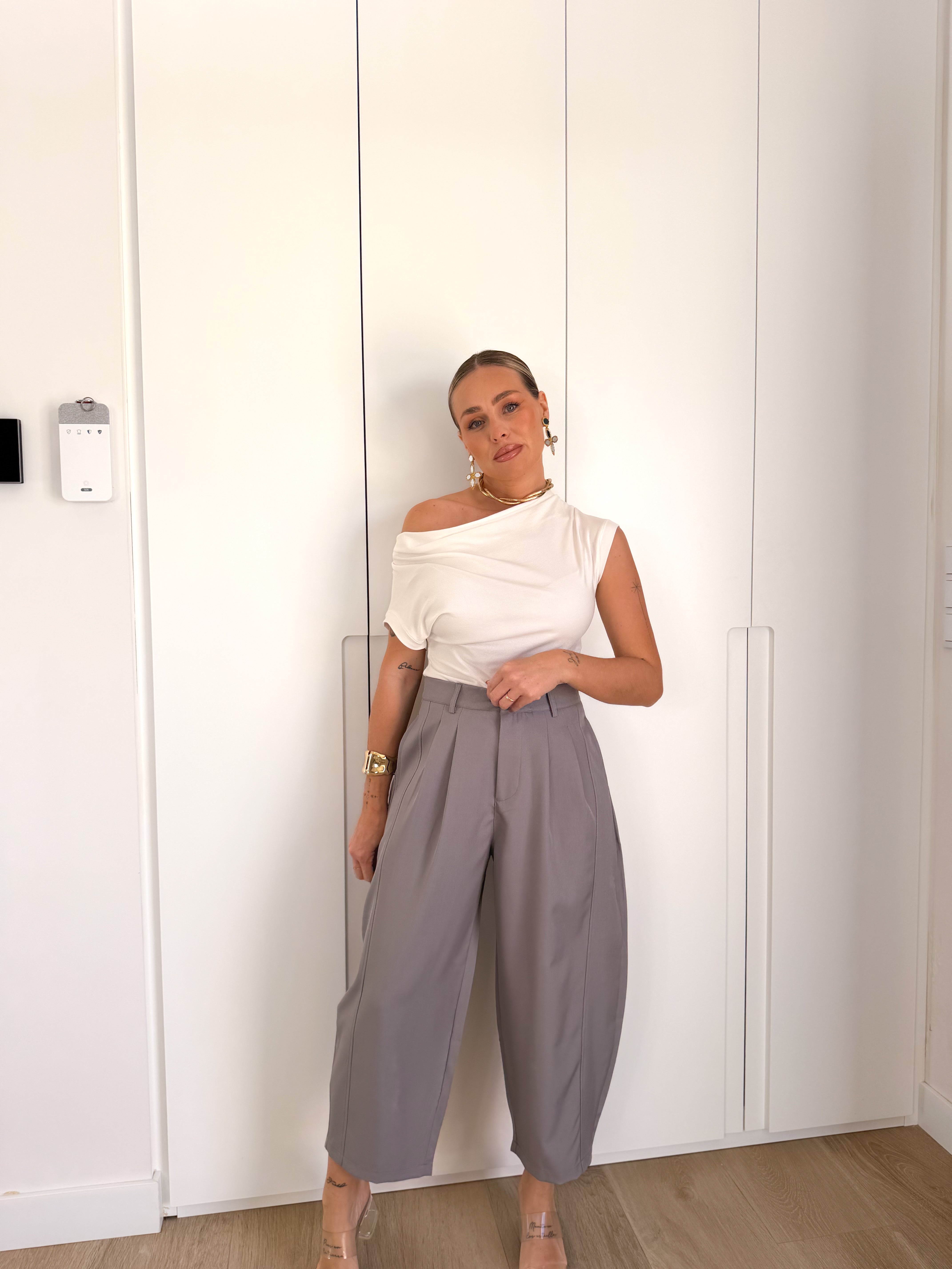 Pantalón pinza tobillero gris