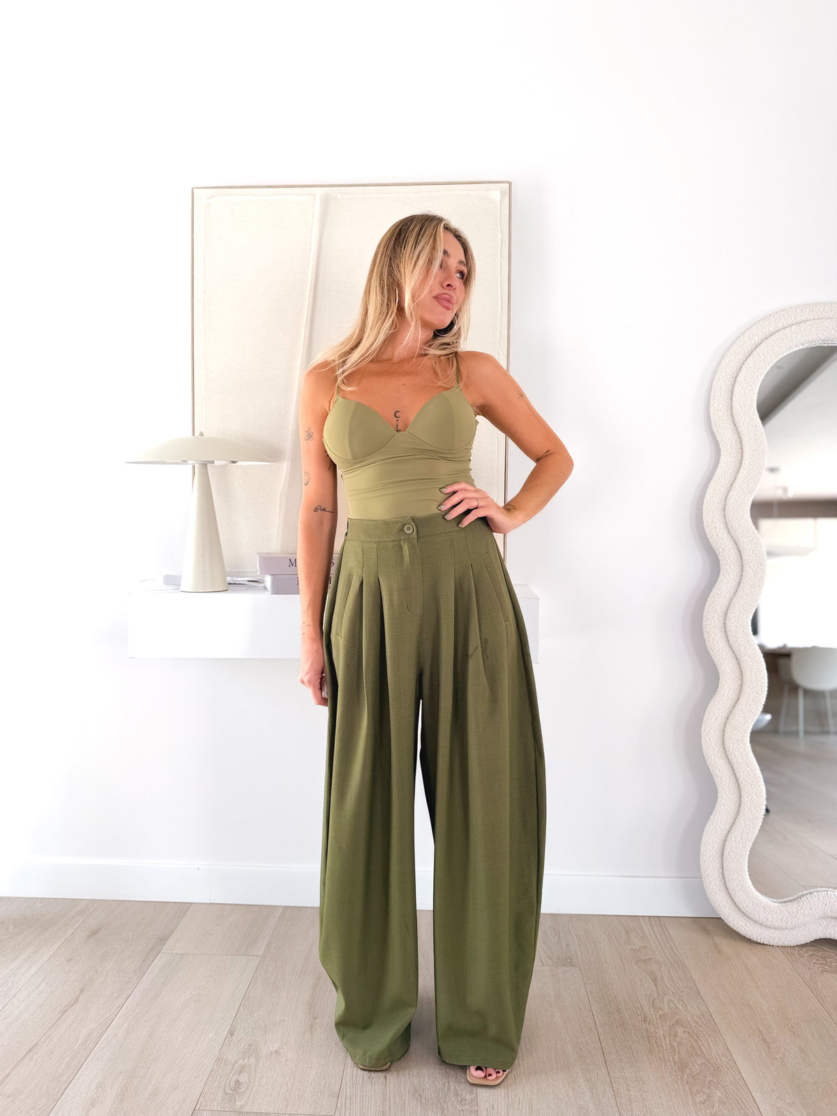 Pantalón wide leg pinzas verde