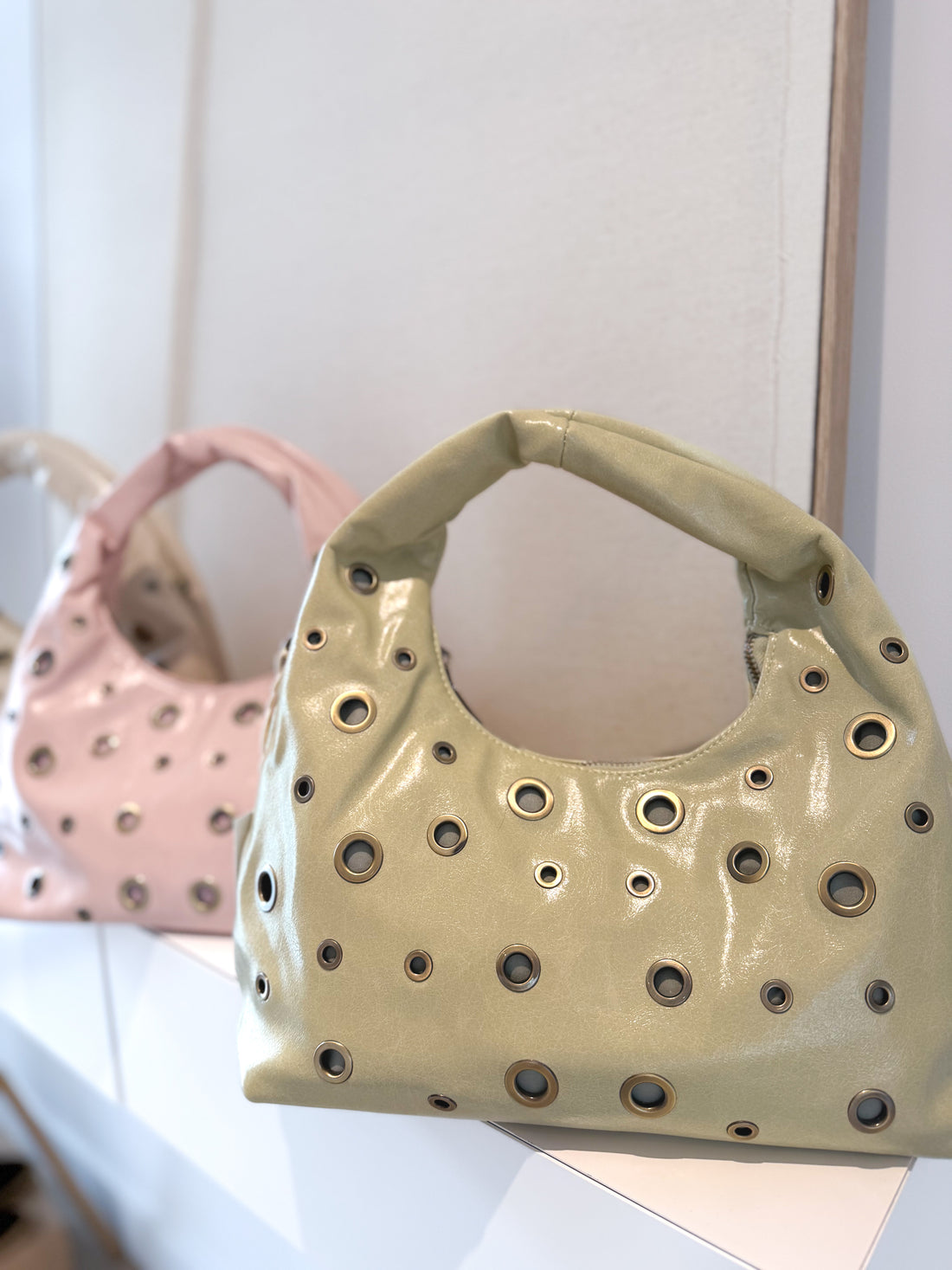 Bolso hombro polipiel tachas