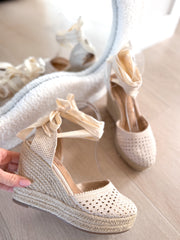 Cuñas beige perforadas