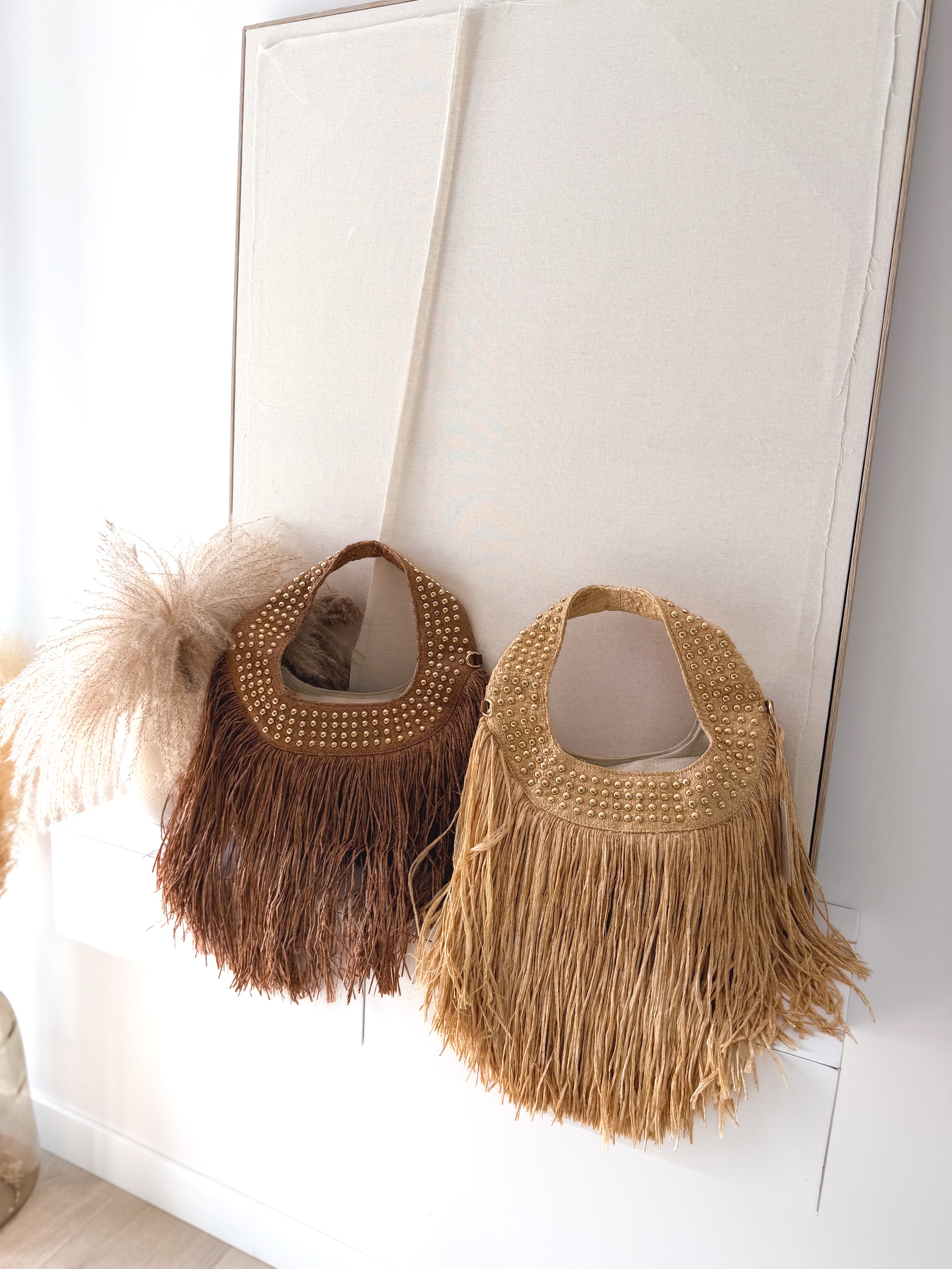 Bolso tachas y flecos