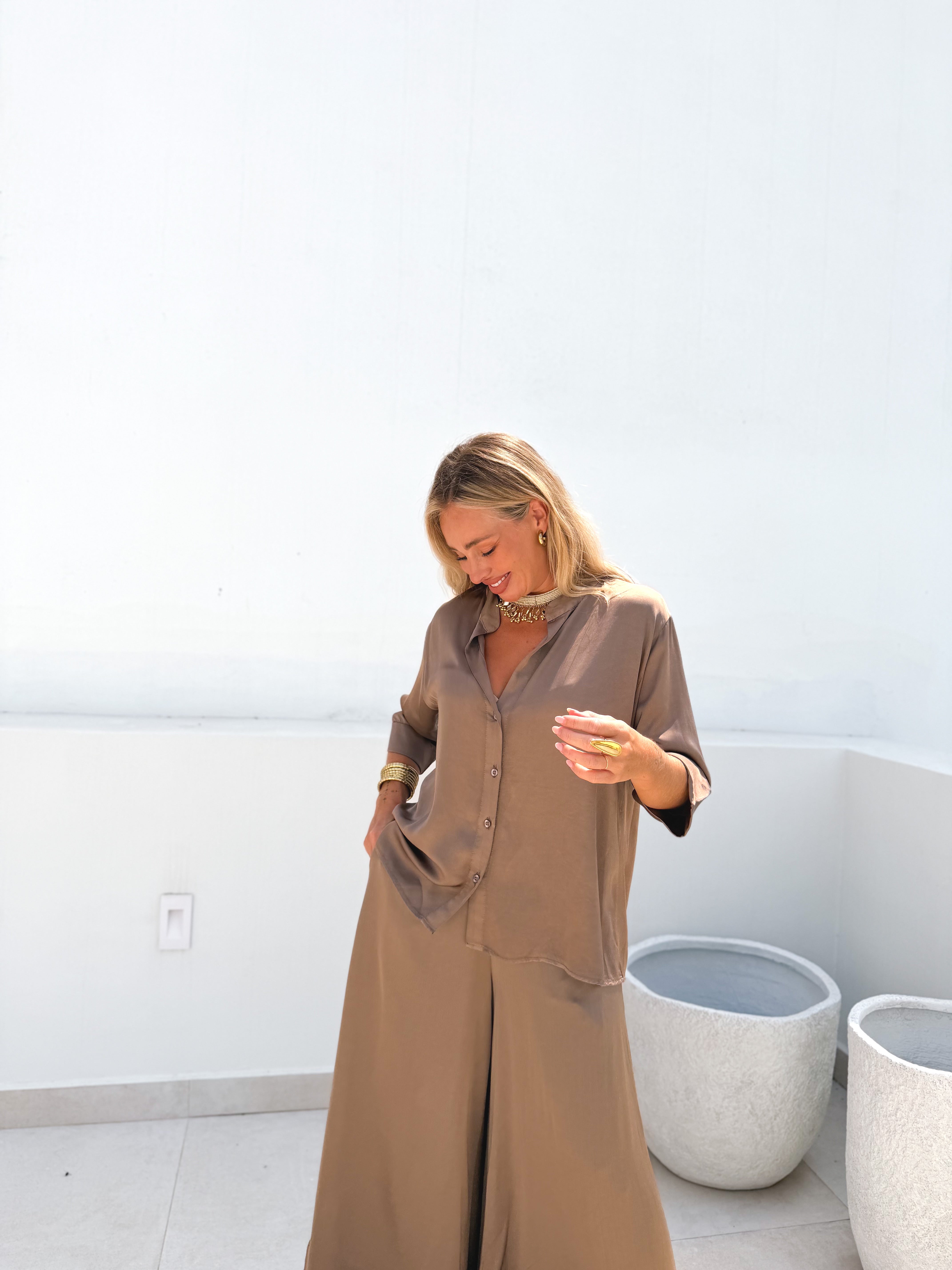 Camisa satinada abotonada taupe