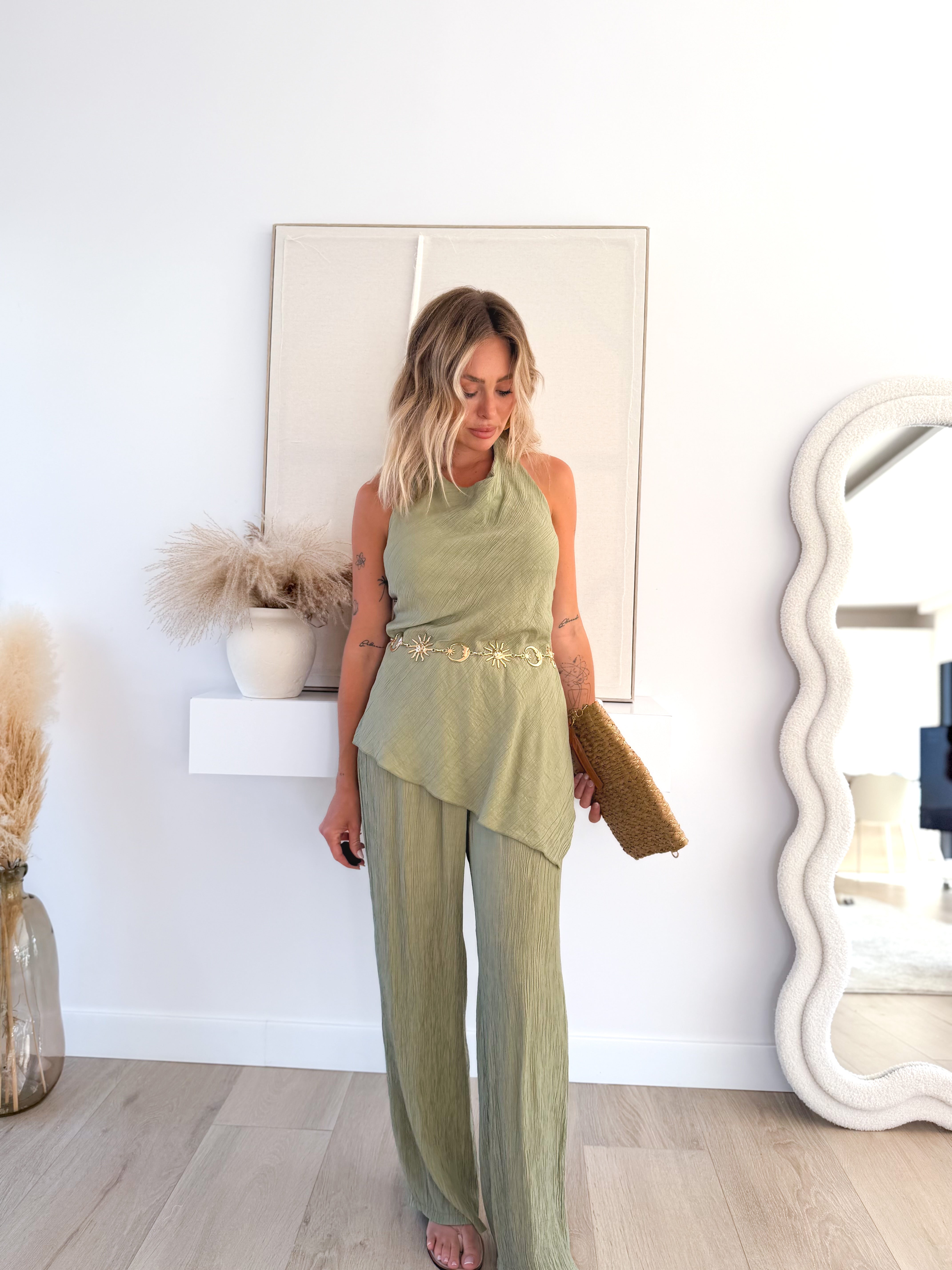 Total look asimetríco verde