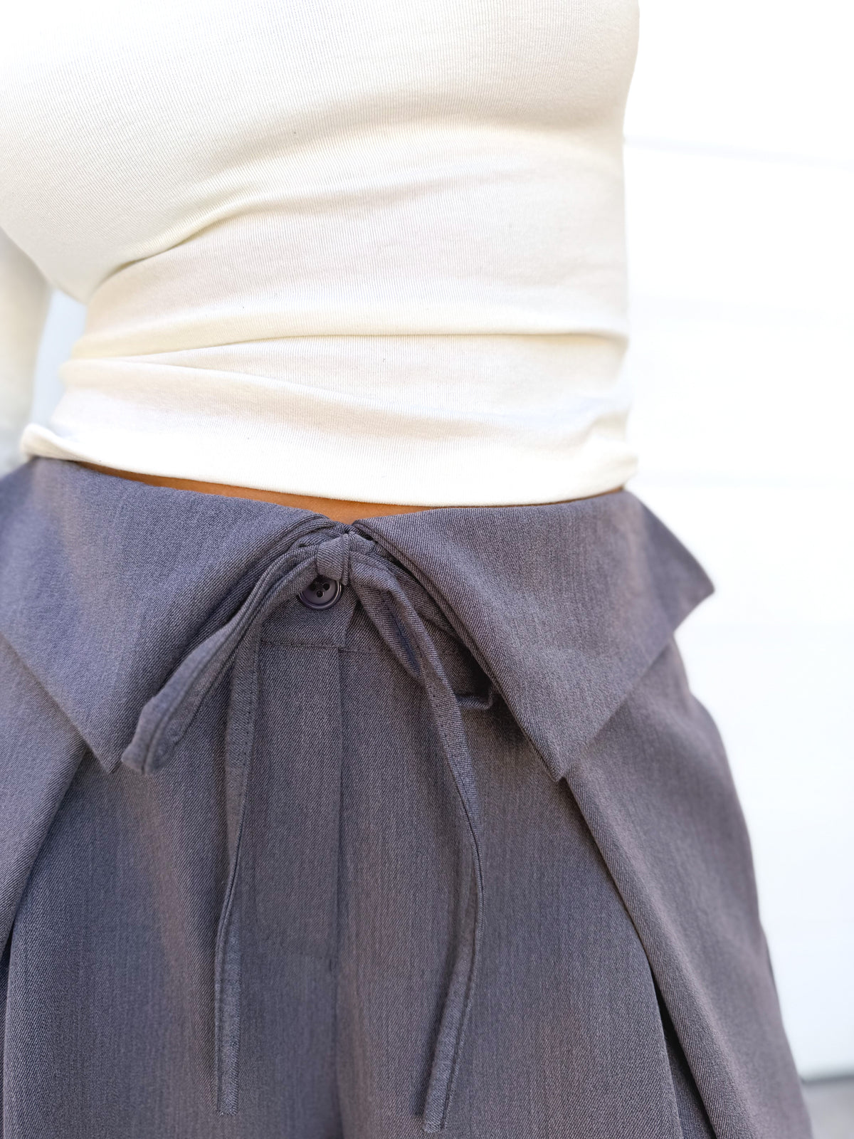Pantalón amplio cintura doble gris