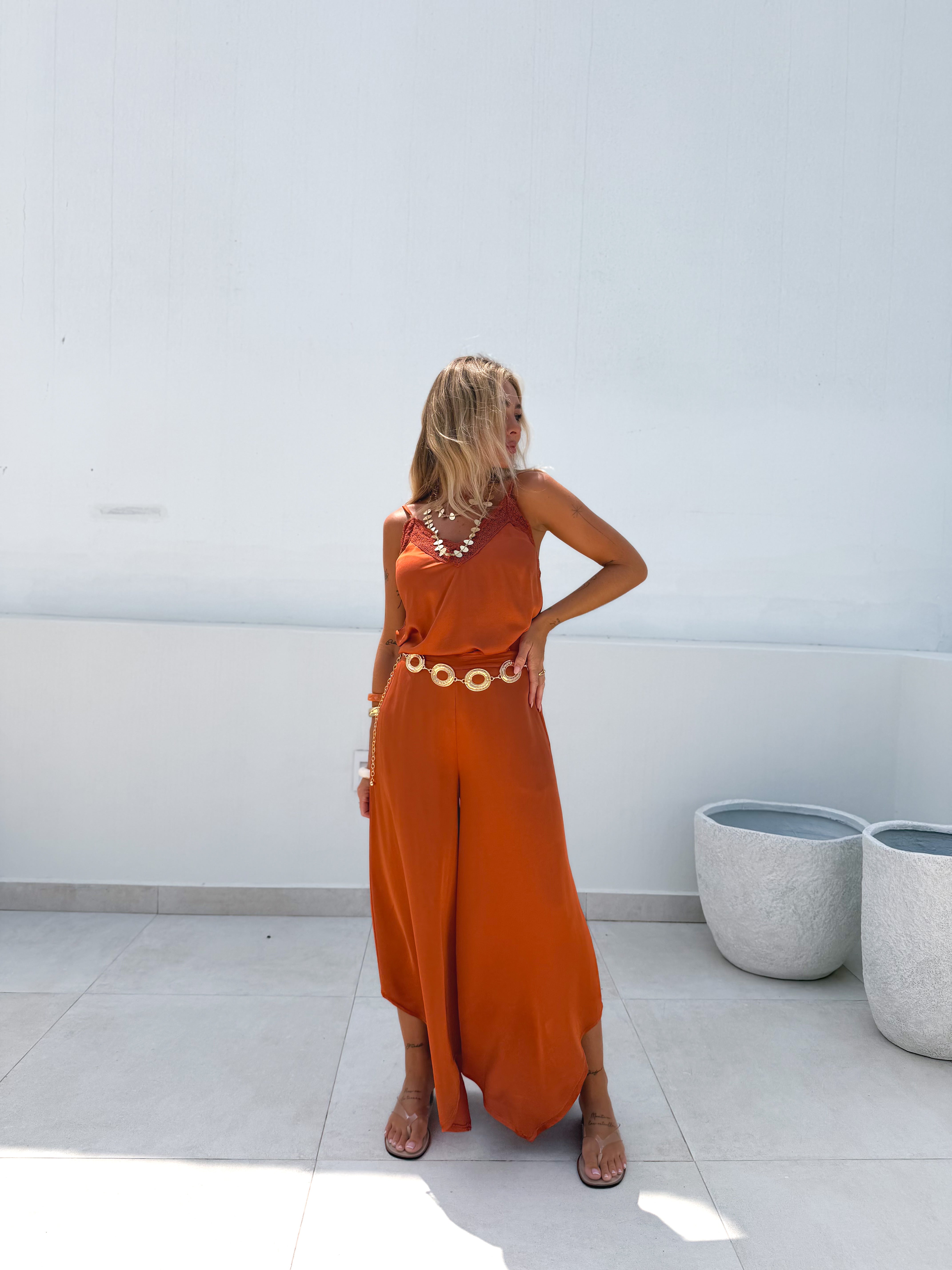 Pantalón satinado asimétrico naranja