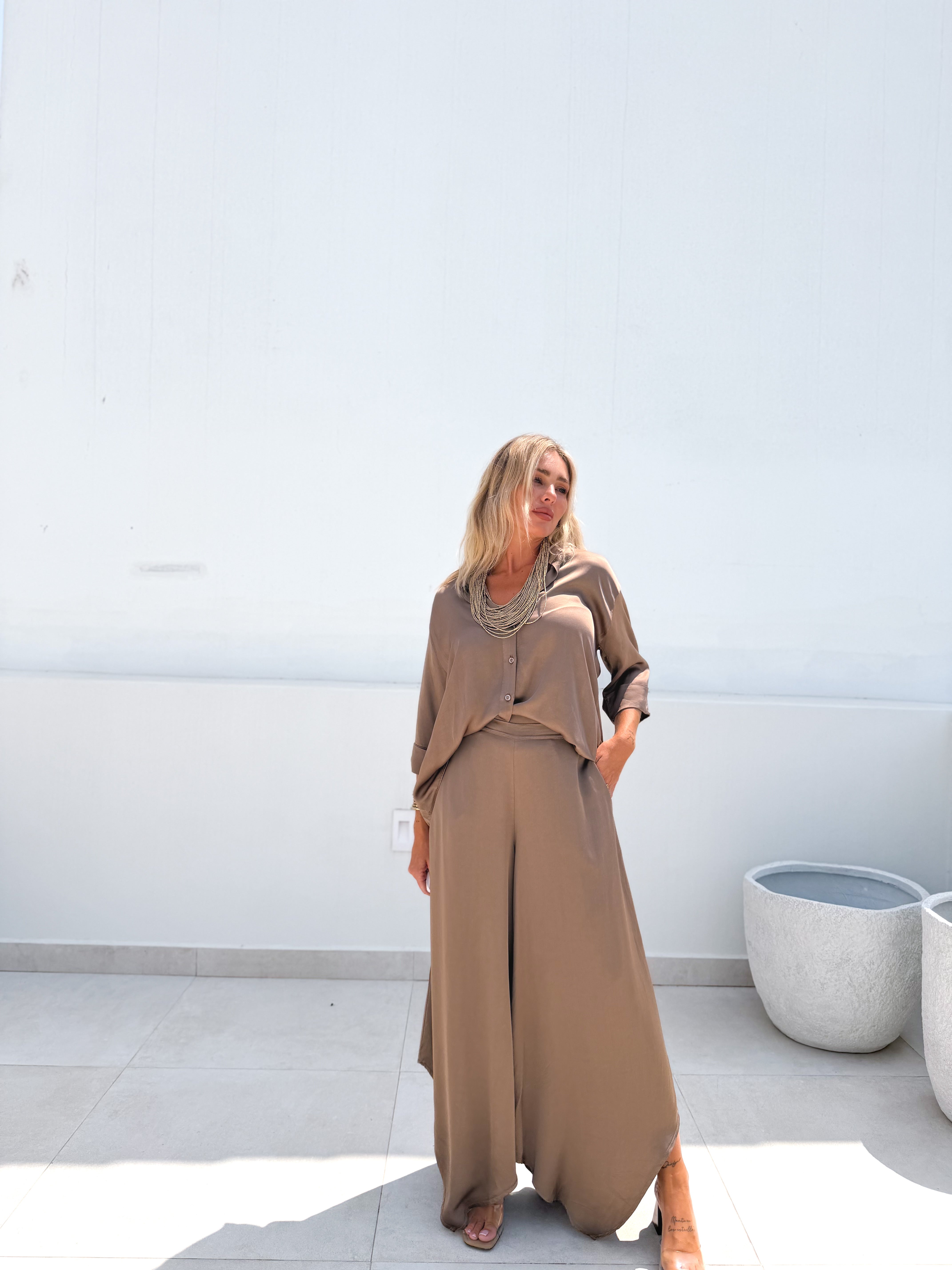 Camisa satinada abotonada taupe