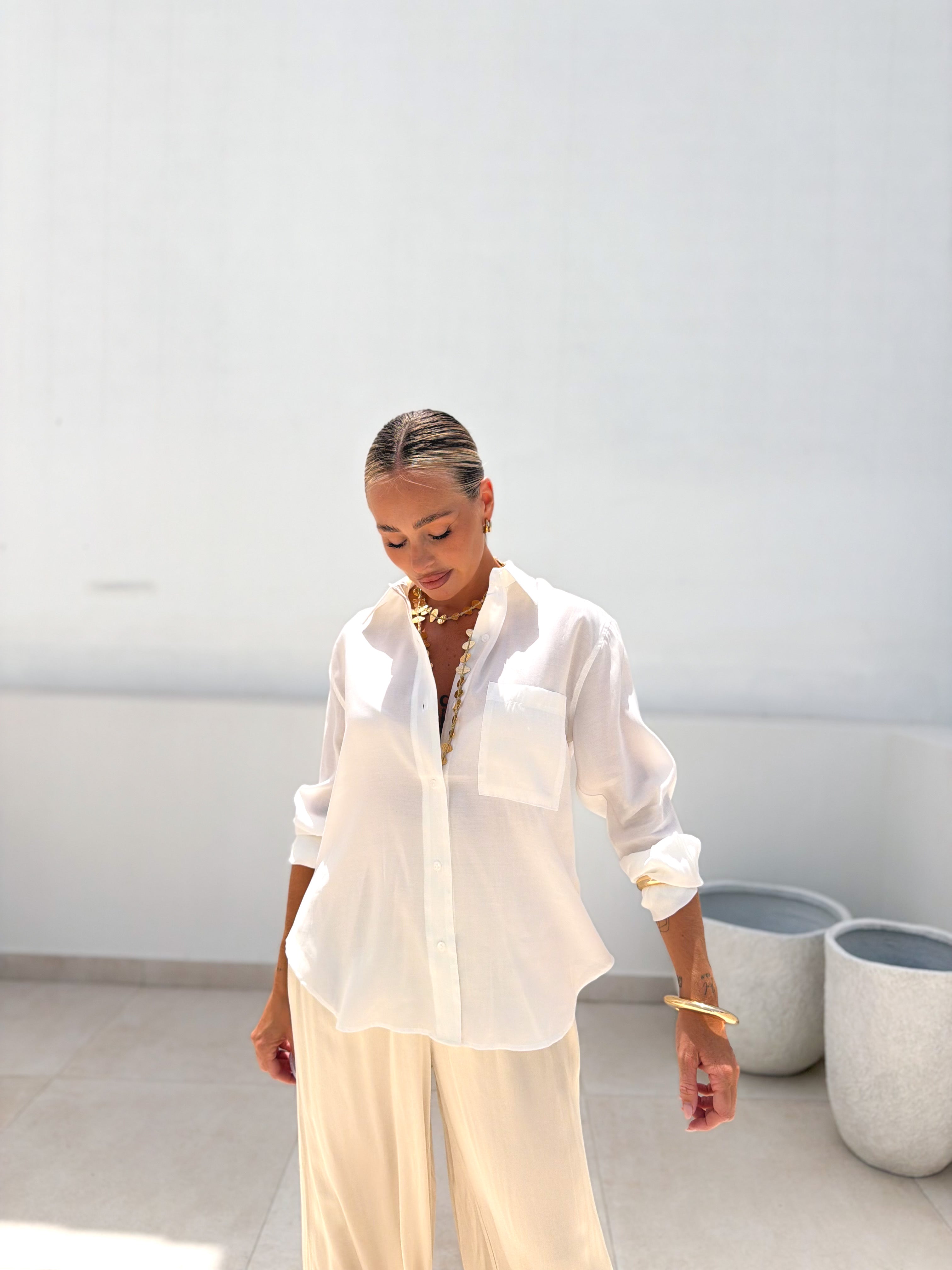 Camisa blanca con bolsillo