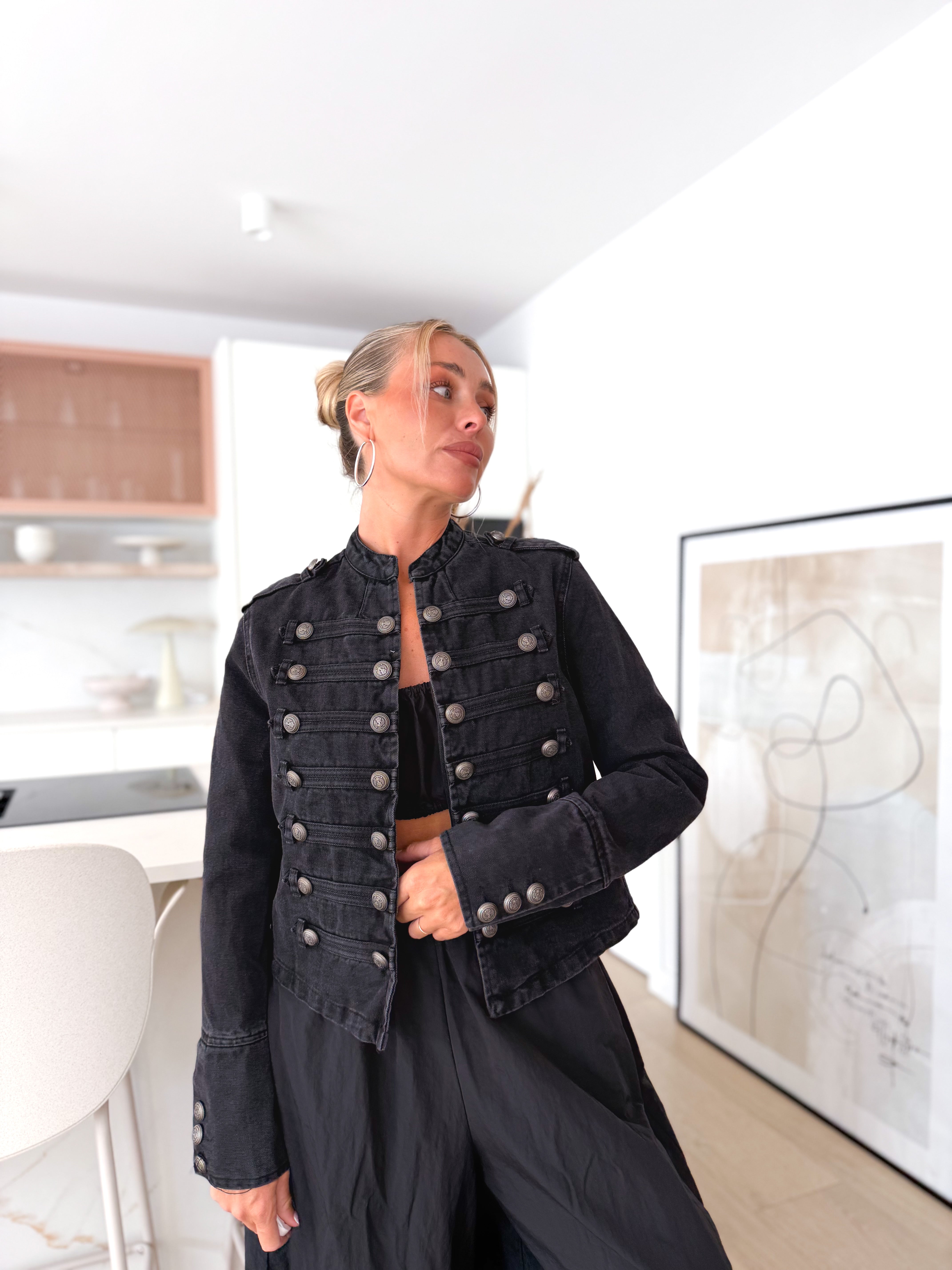 Americana denim abotonada negra