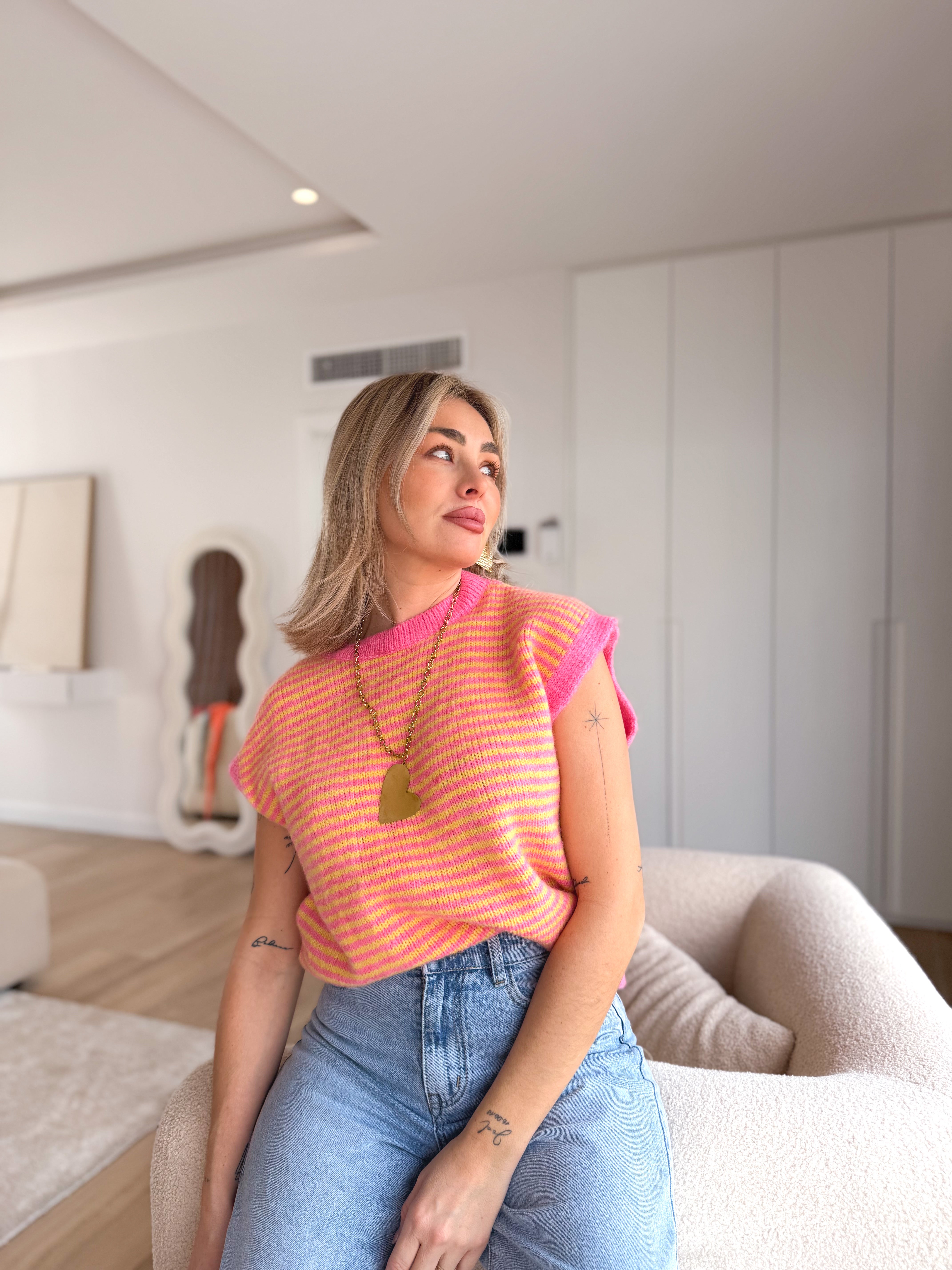 Suéter sin mangas rosa