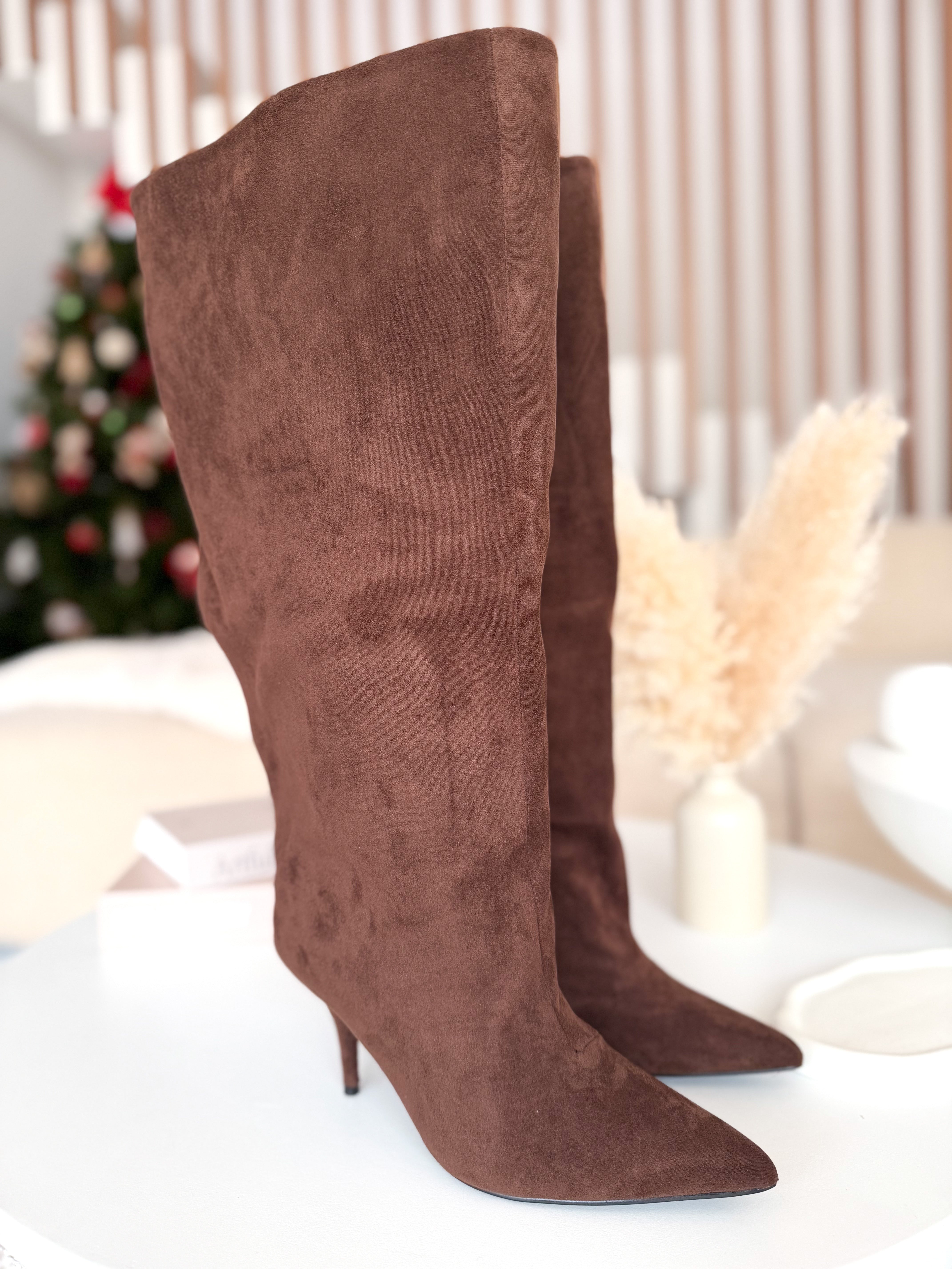 Botas altas ante amplias