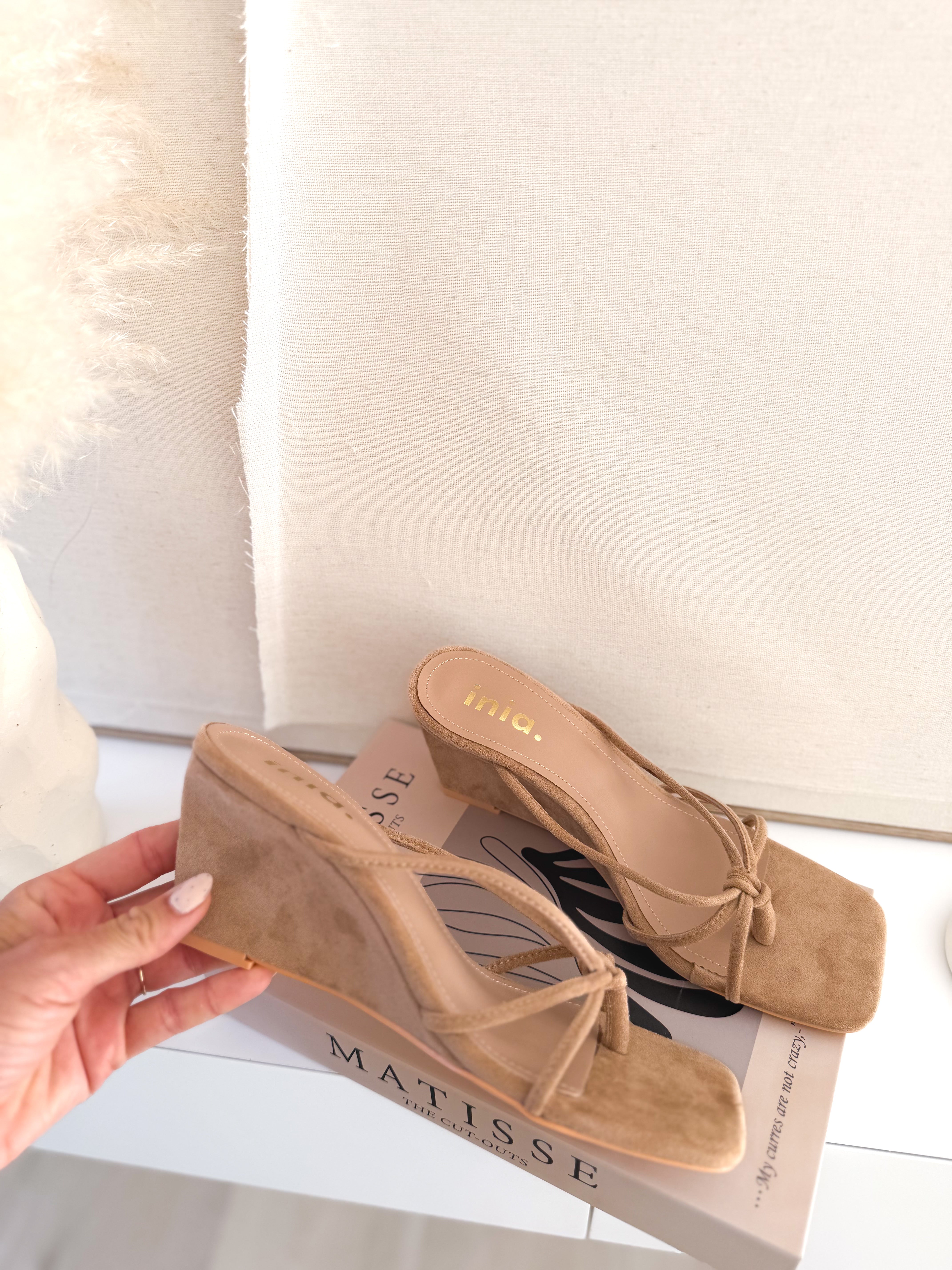 Sandalia cuña tiras beige