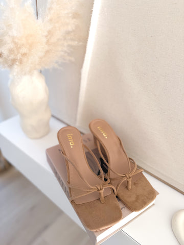 Sandalia cuña tiras beige