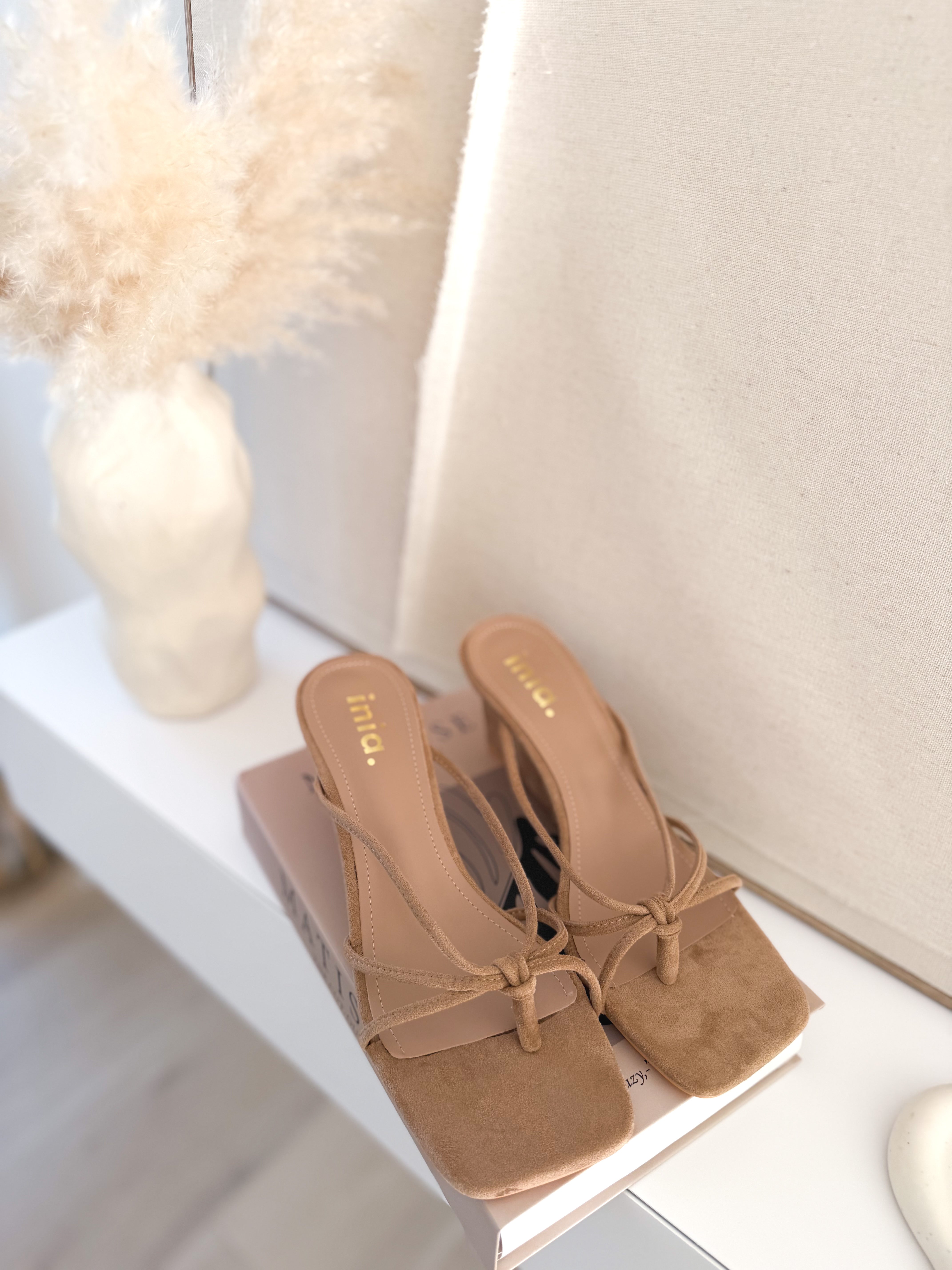 Sandalia cuña tiras beige
