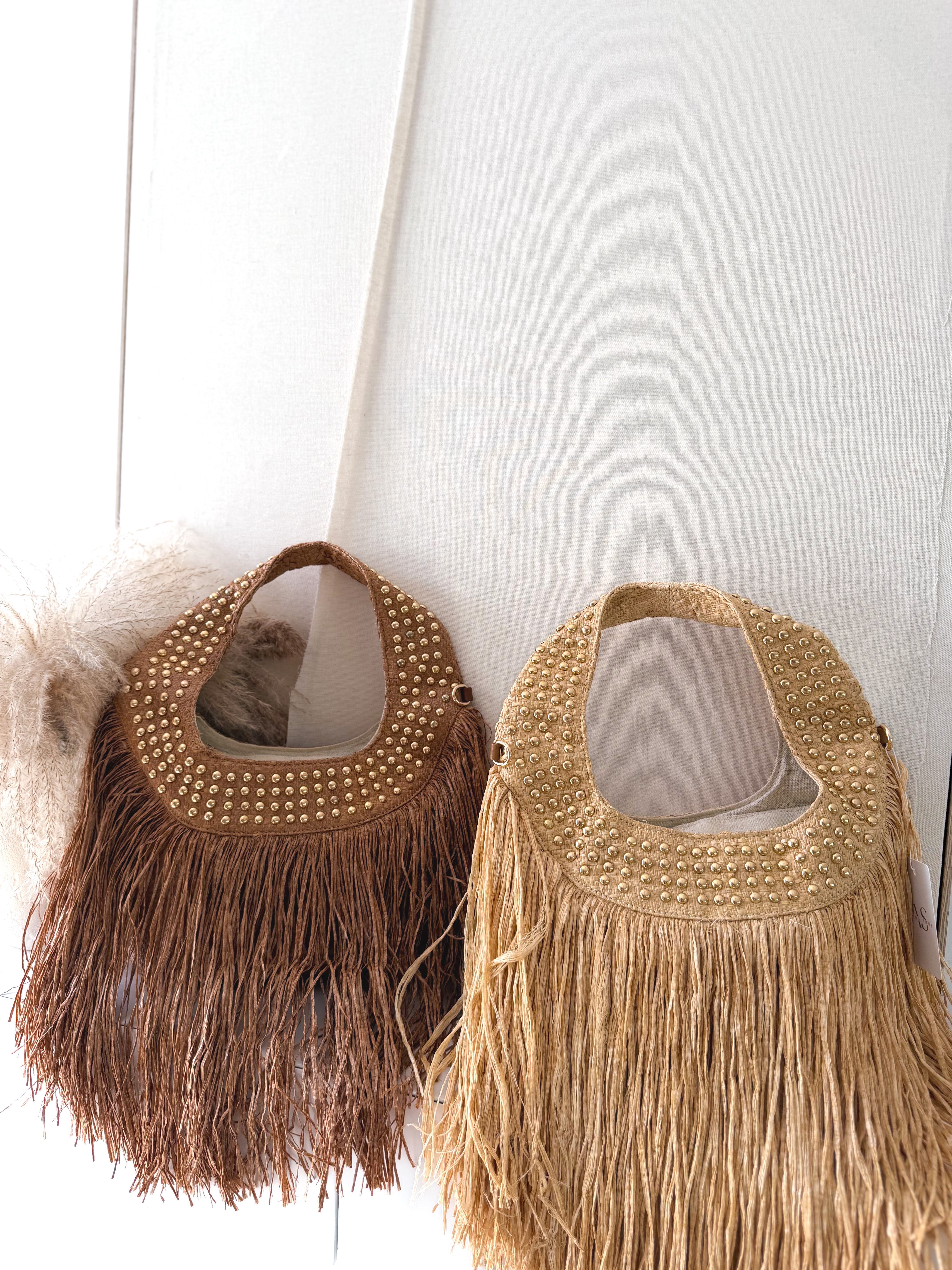 Bolso tachas y flecos