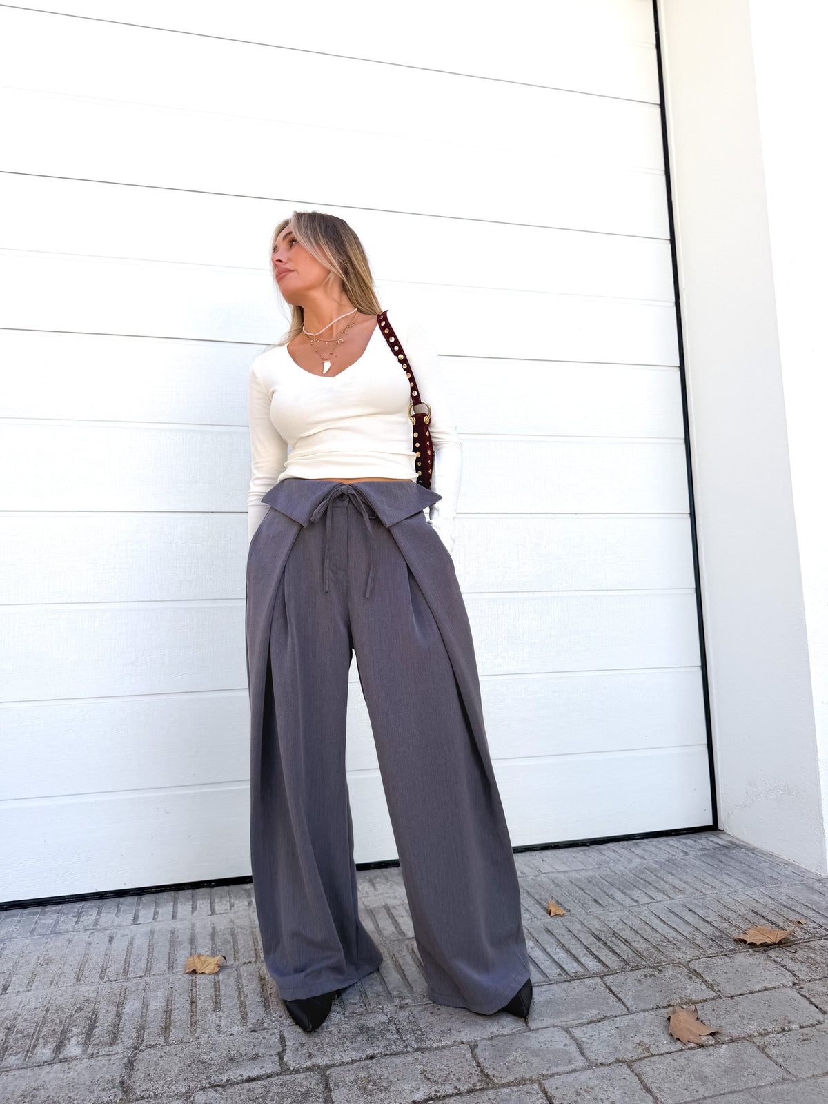 Pantalón amplio cintura doble gris