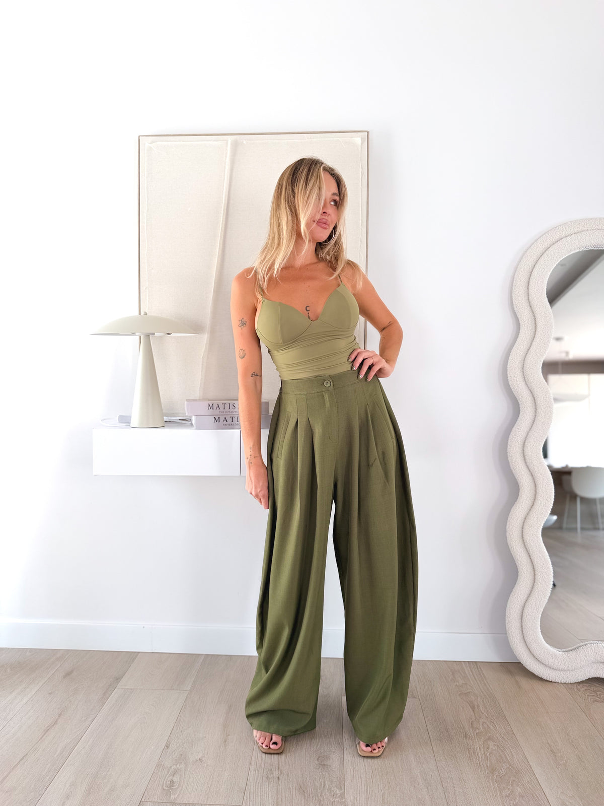 Pantalón wide leg pinzas verde