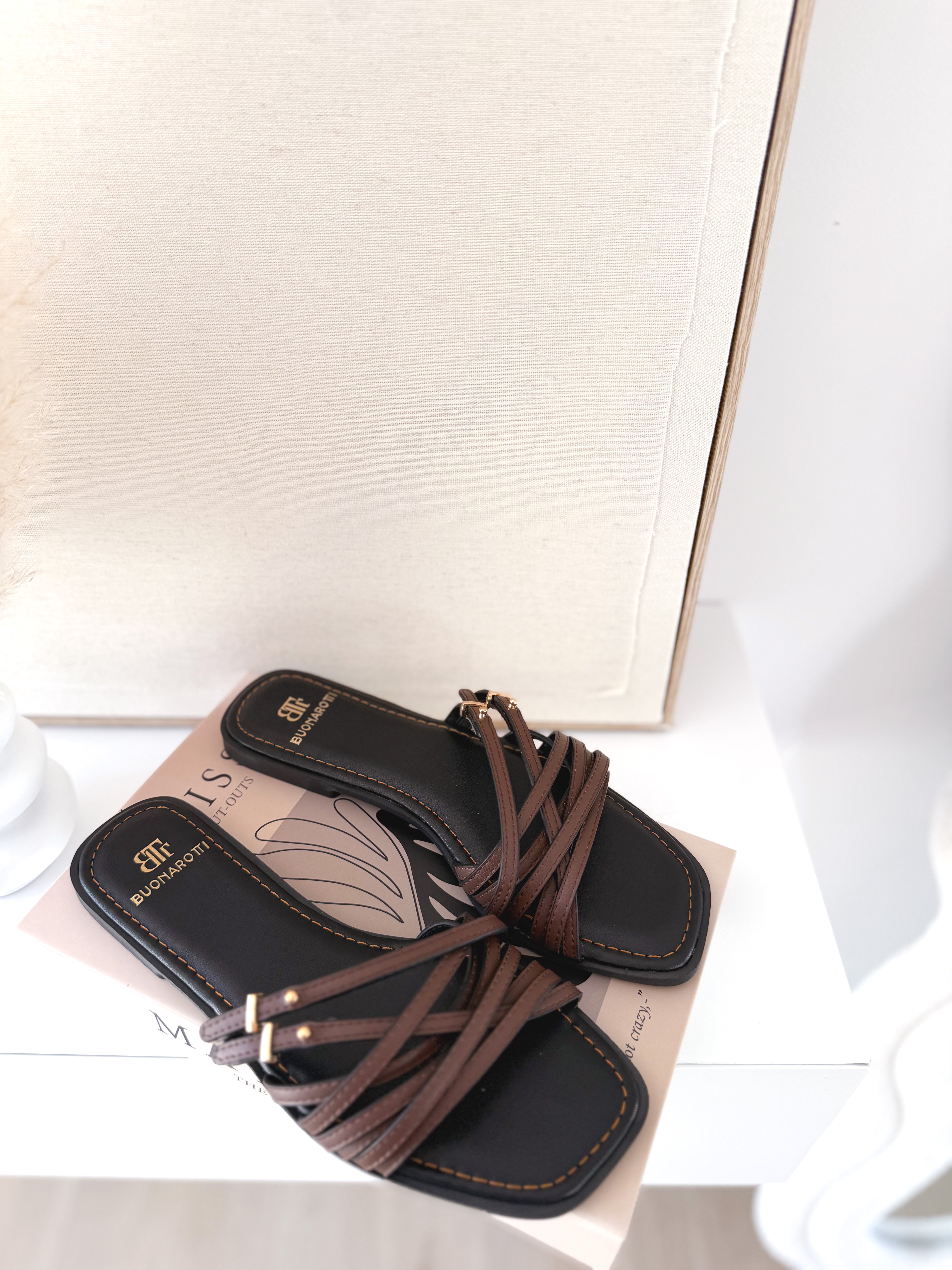 Sandalias pala tiras choco