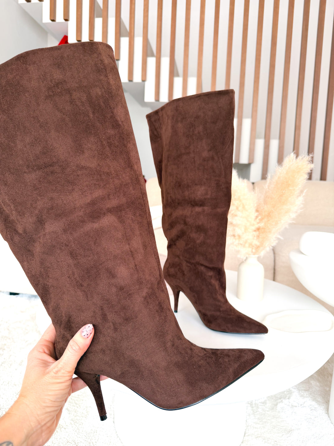 Botas altas ante amplias