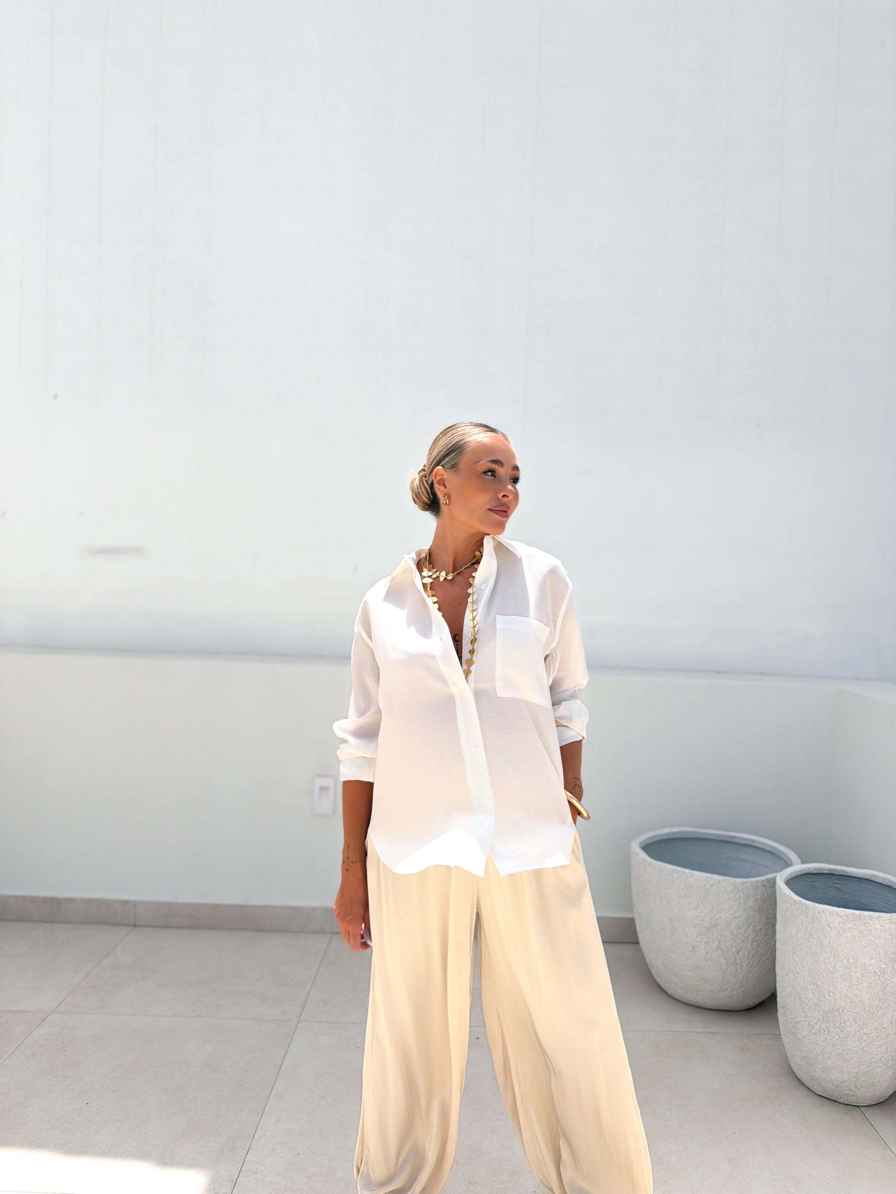 Camisa blanca con bolsillo