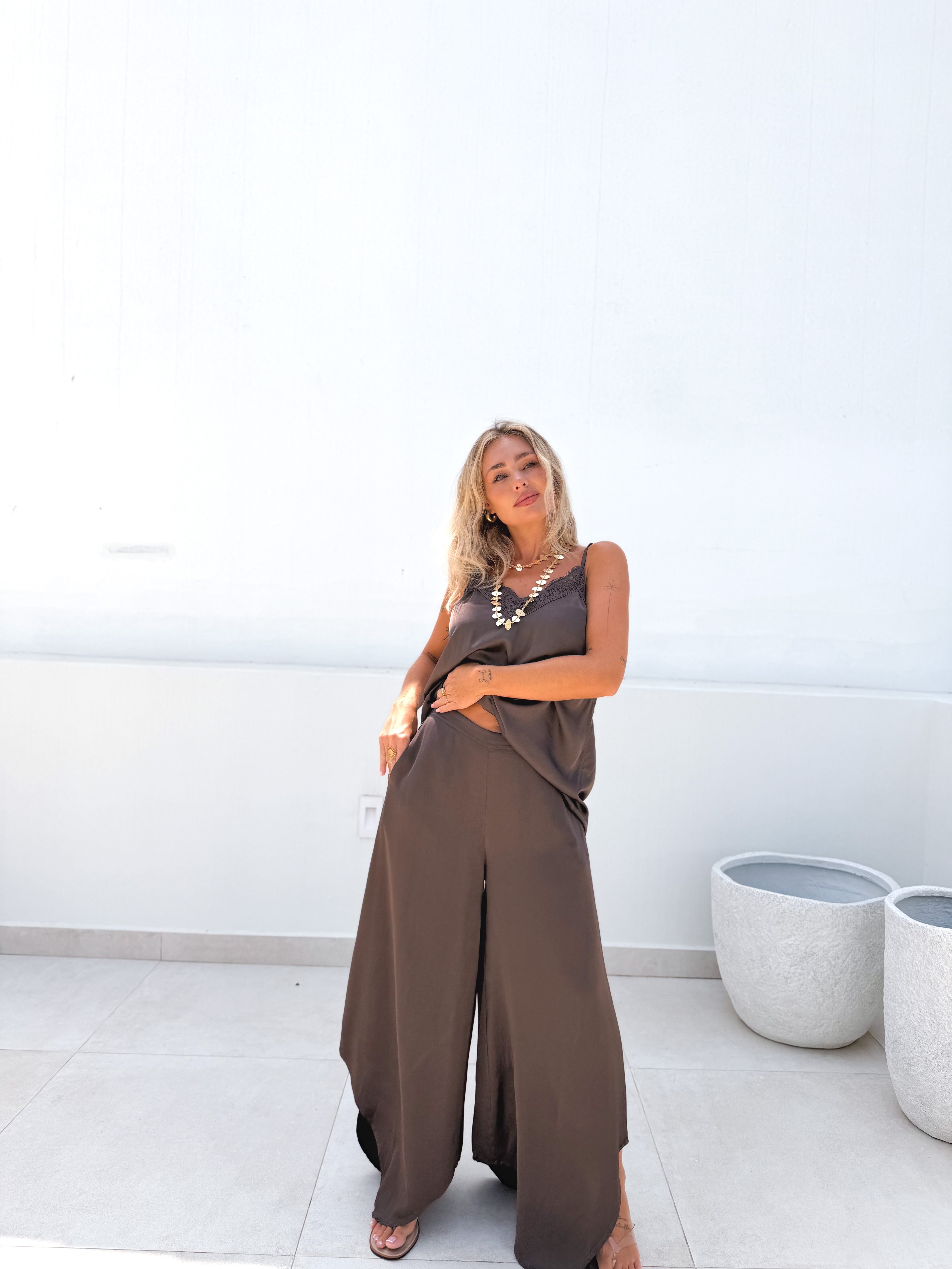 Pantalón satinado asimétrico marrón