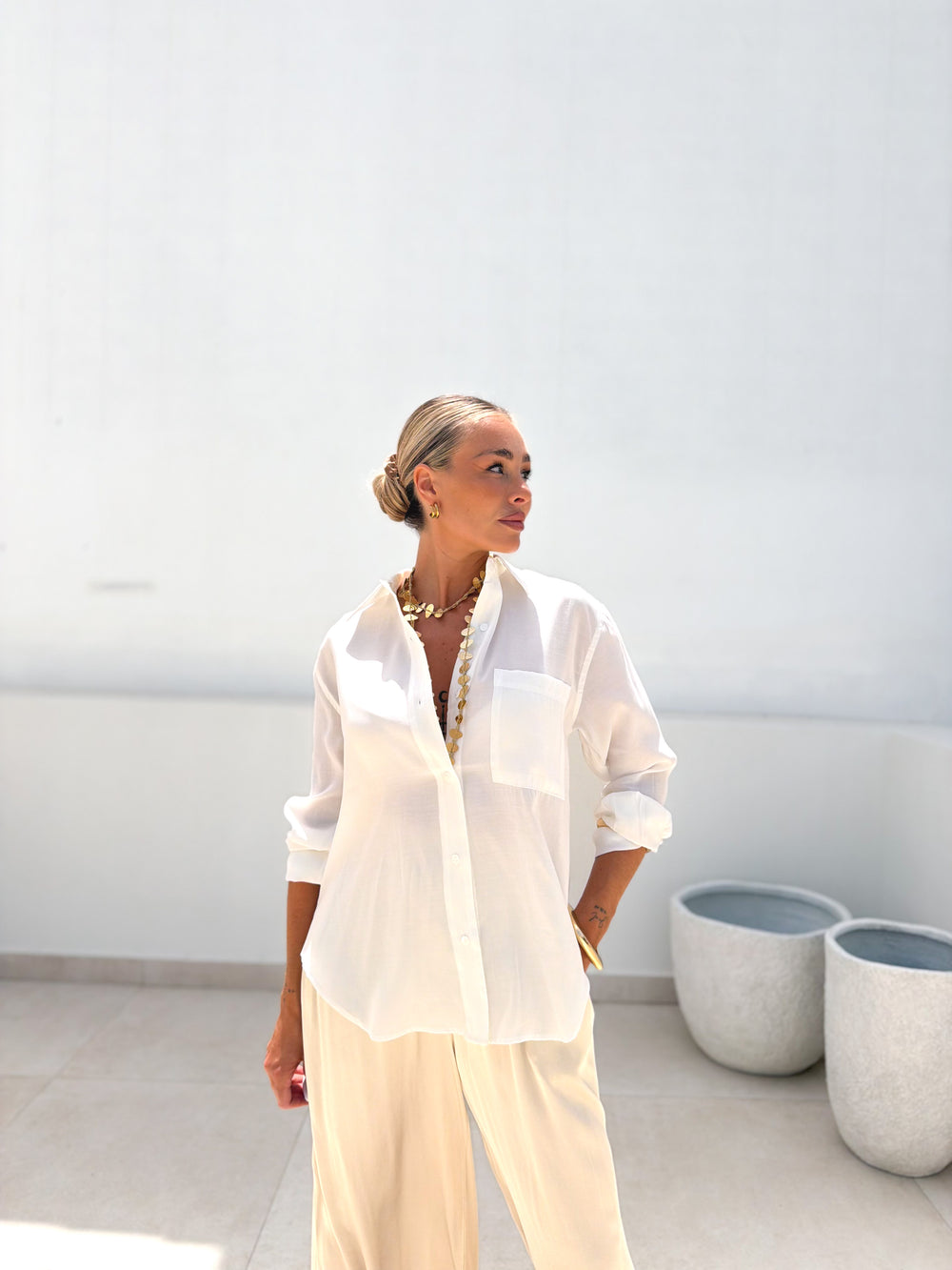 Camisa blanca con bolsillo