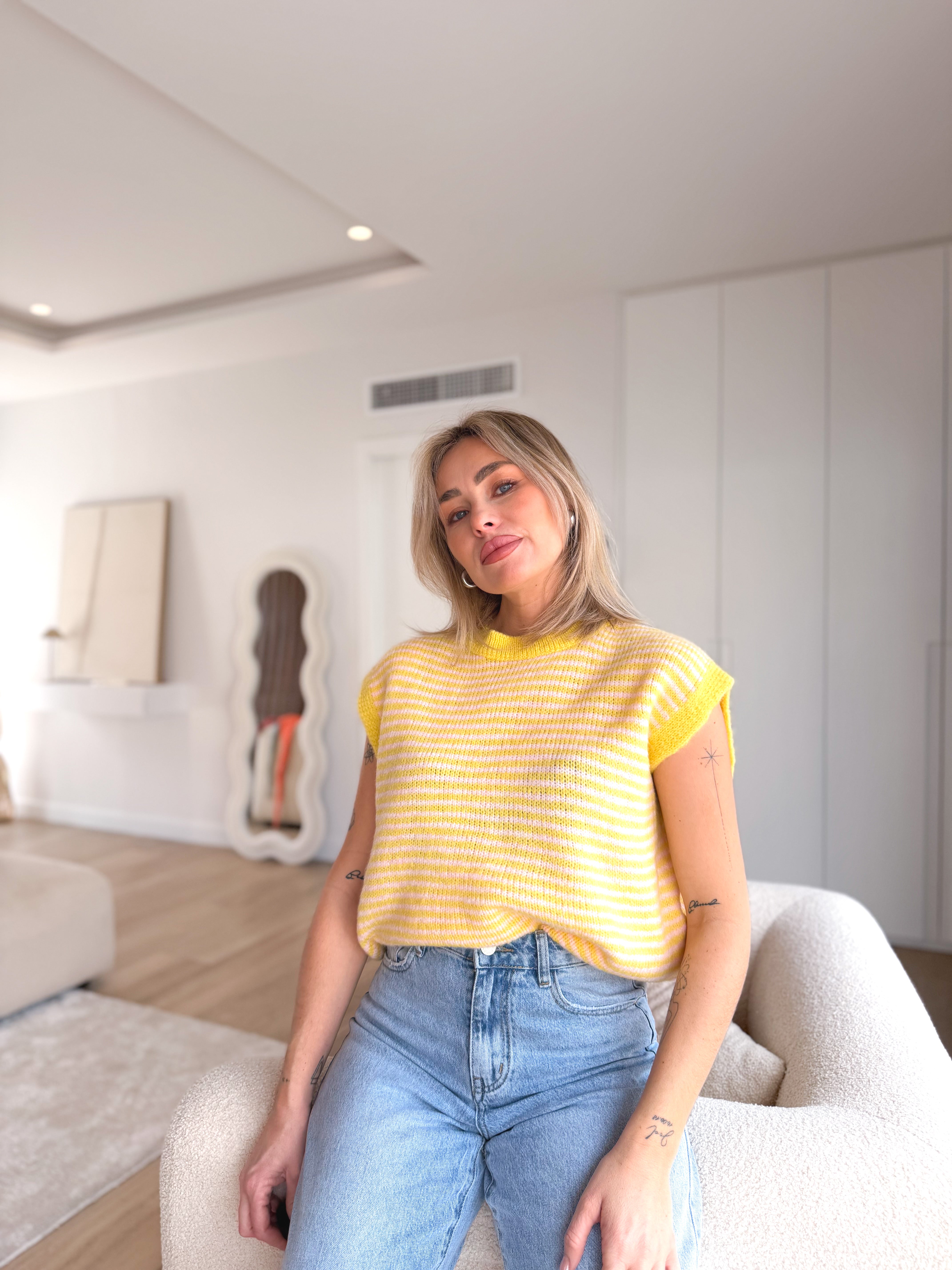 Suéter sin mangas amarillo