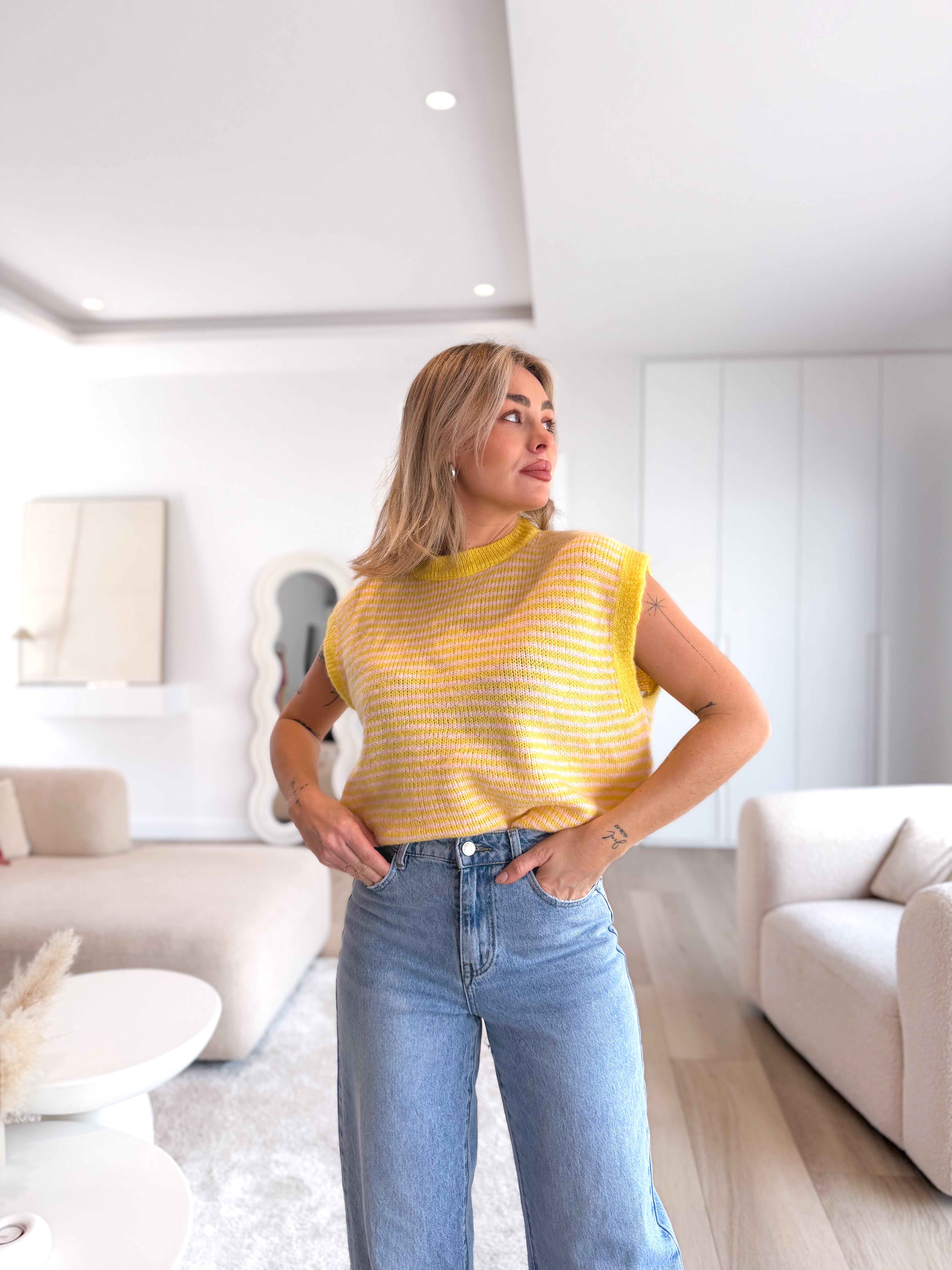 Suéter sin mangas amarillo