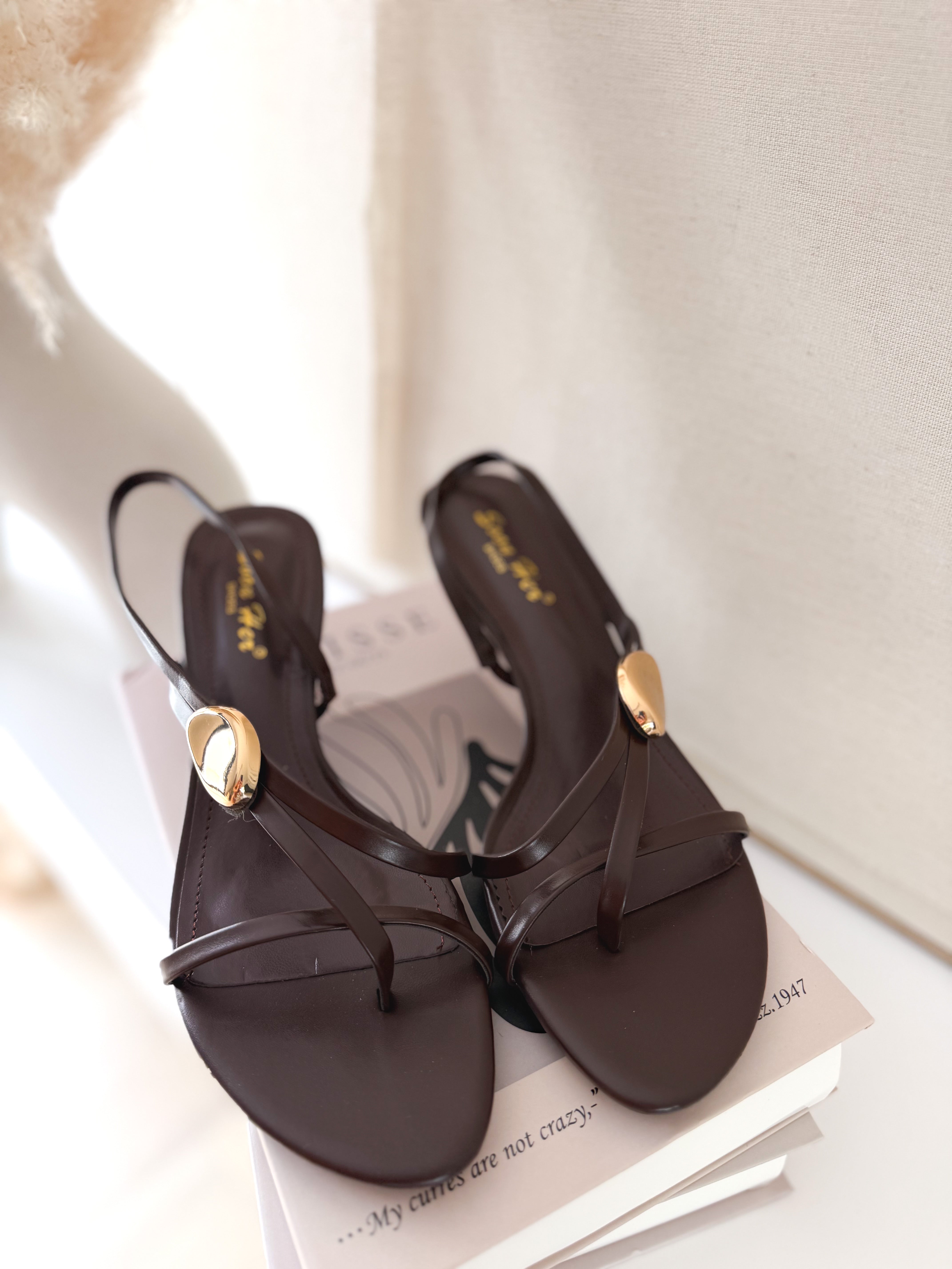 Sandalias tacón bajo choco